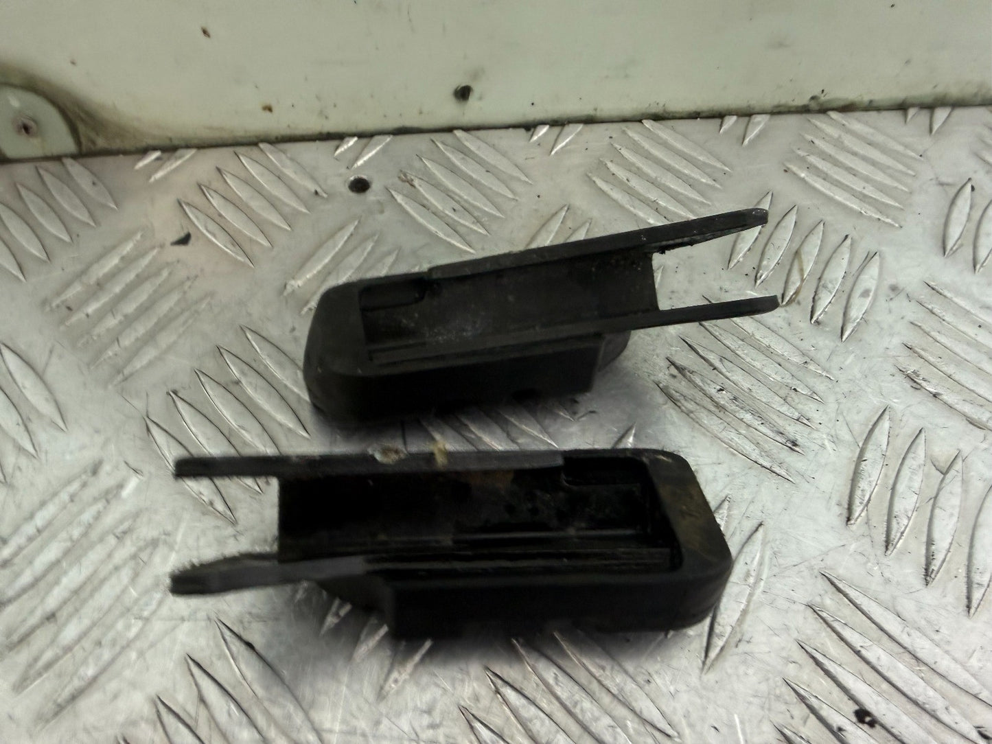 YAMAHA XT660 OEM FRONT FOOT RESTS PEGS STEPS SET PAIR YEAR 2004-2016 CMB1318
