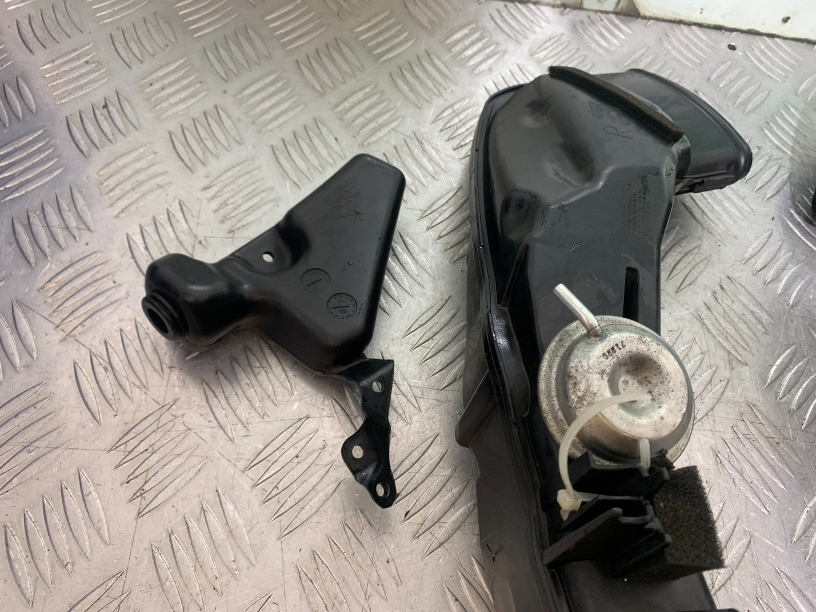 HONDA CBR1000 rr FIREBLADE LEFT AND RIGHT AIR TUBES 2008-2011 (CMB1253)