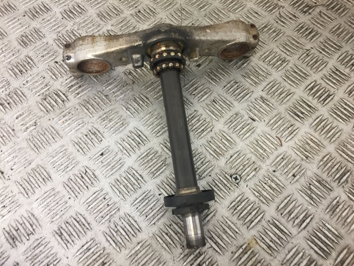 SUZUKI GSF600 GSF 600 BANDIT BOTTOM YOKE YEAR 2002 (STOCK 606)