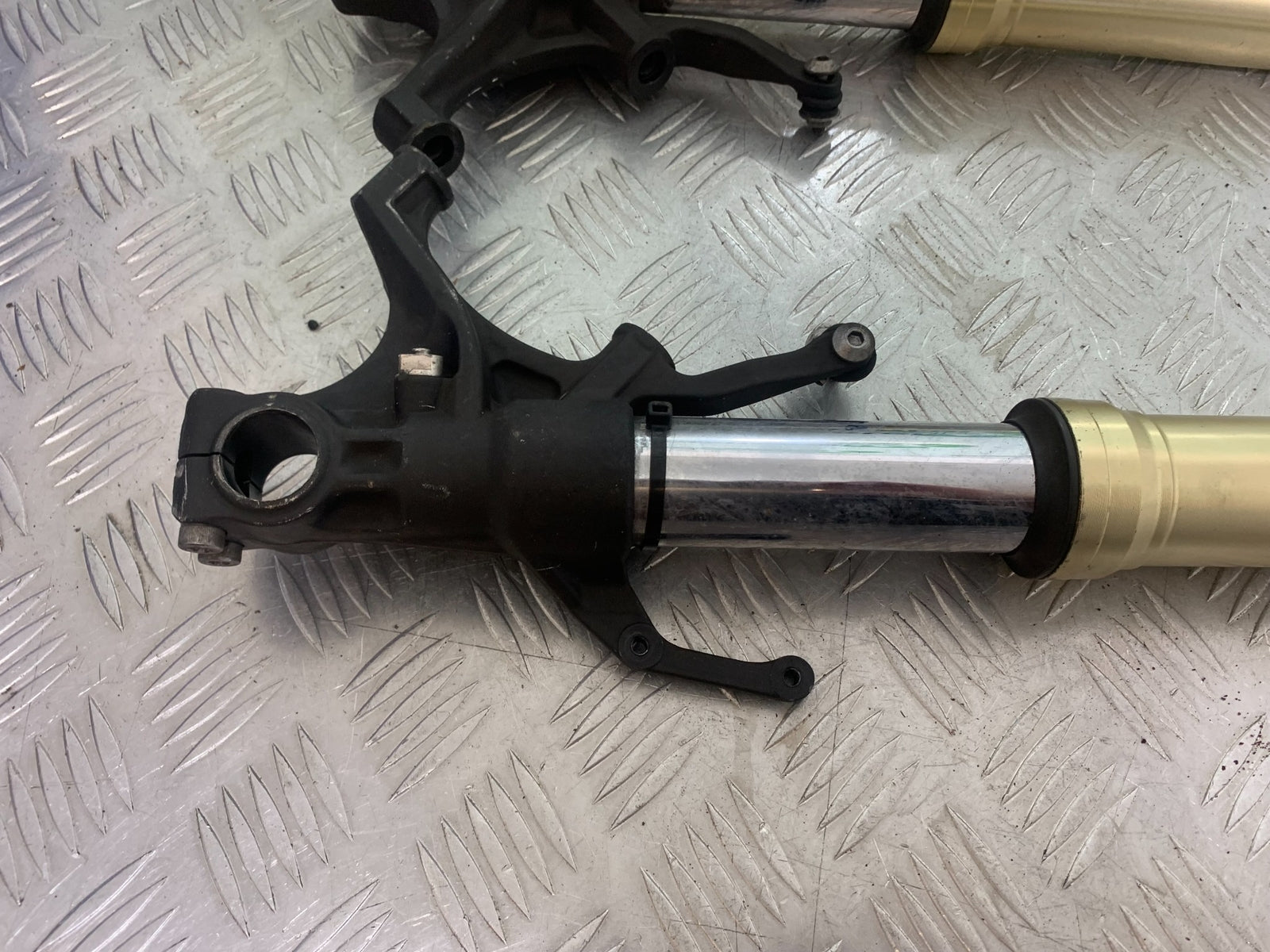 YAMAHA YZF R1 FORKS (BENT SOLD AS PARTS)  YEAR 2004-2006 (CMB1155)