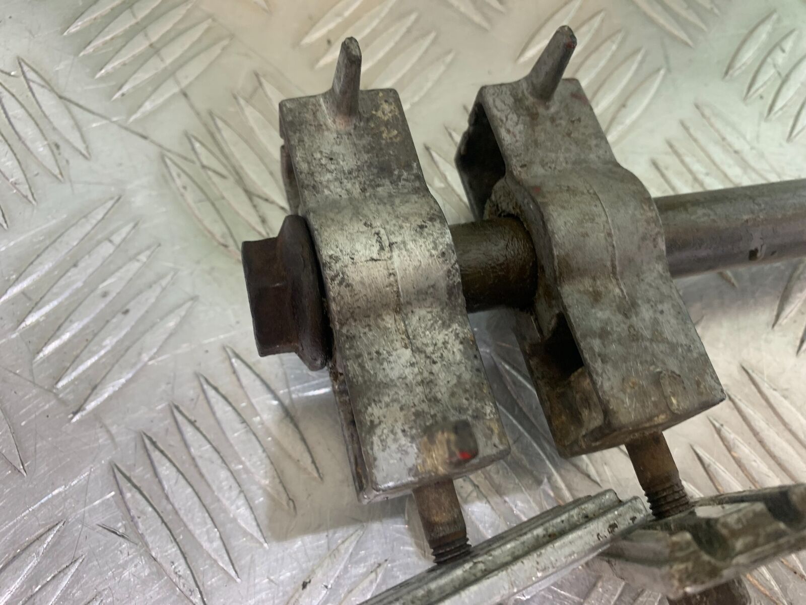 HONDA CBR600 CBR 600 F2 REAR WHEEL SPINDLE & ADJUSTERS   YEAR 1991-1994(CMB1133)