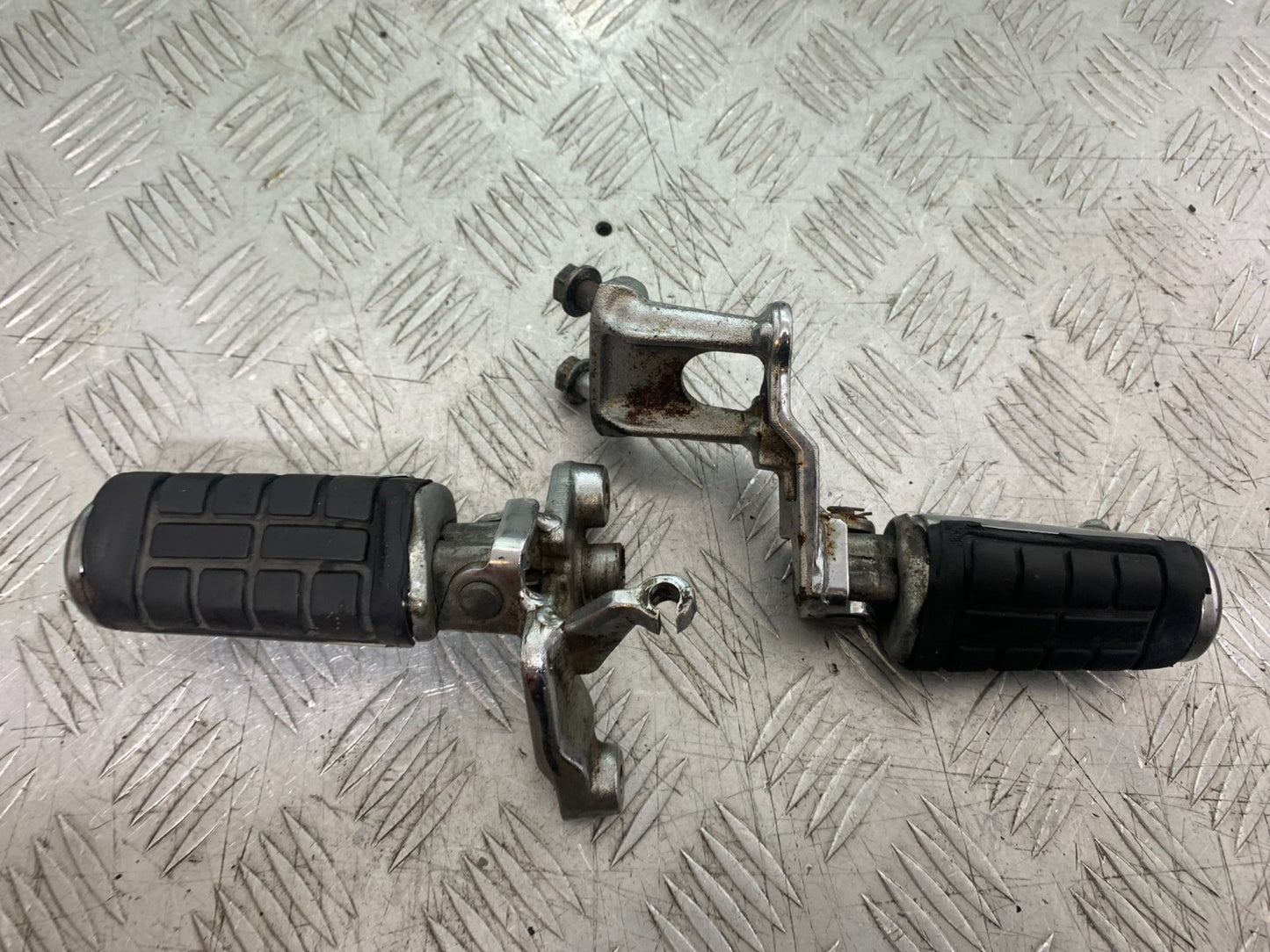 HONDA VT700 VT 700 SHADOW FRONT FOOTPEGS  YEAR 1984-85 (CMB1328)