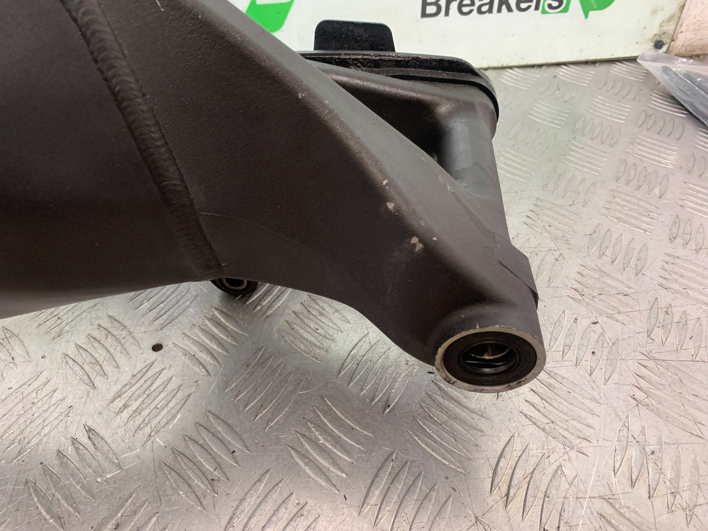 KAWASAKI ZX10R ZX10 R SWINGARM  2008-2010 (CMB1301)
