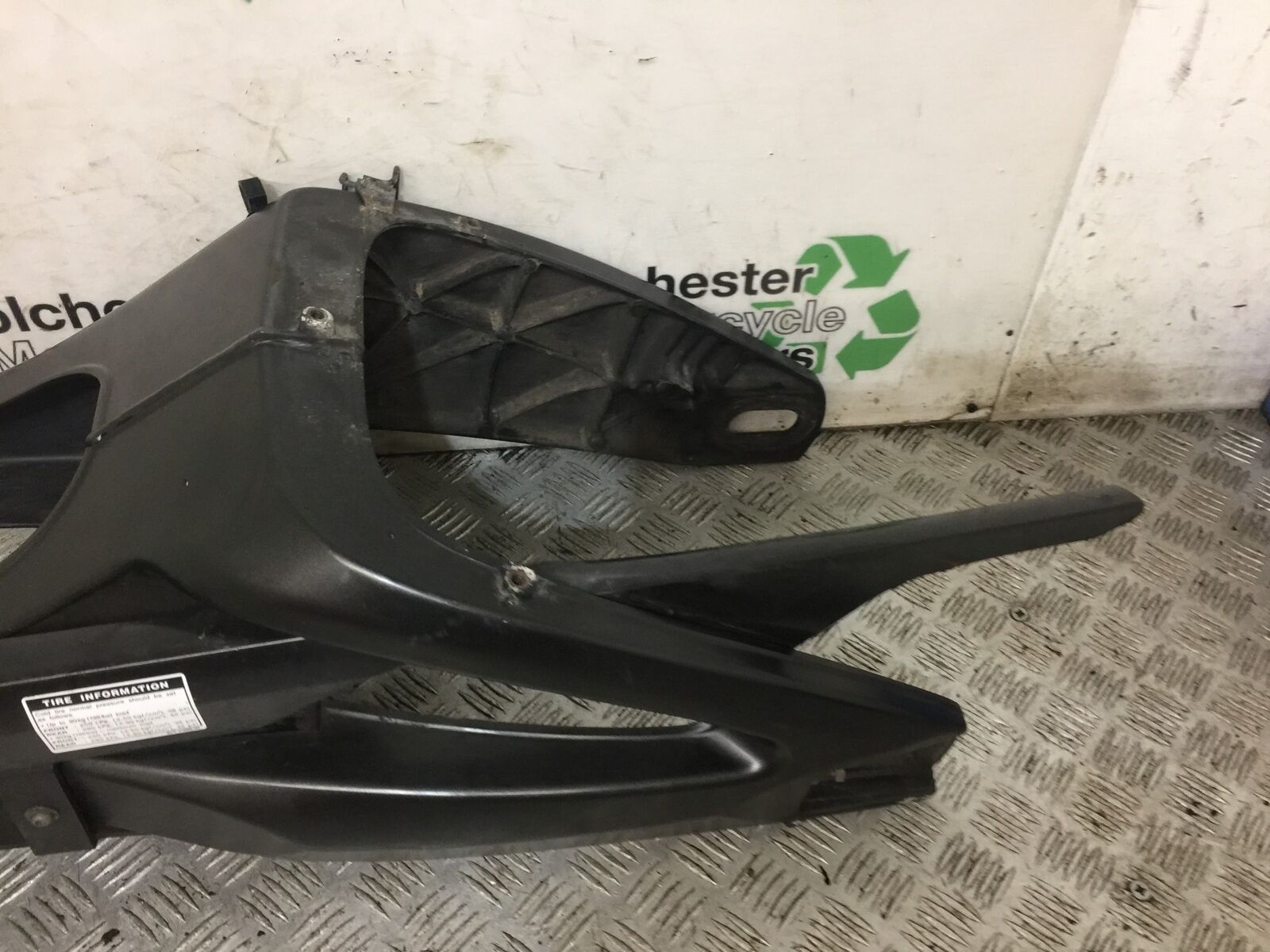 YAMAHA FZ1-N  SWINGARM  YEAR 2006-2012  (STOCK 787)