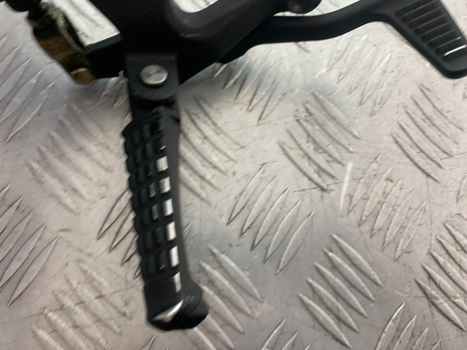TRIUMPH 1050 SPEED TRIPLE FRONT RIGHT HANGER  YEAR 2005-2007 (CMB1322)