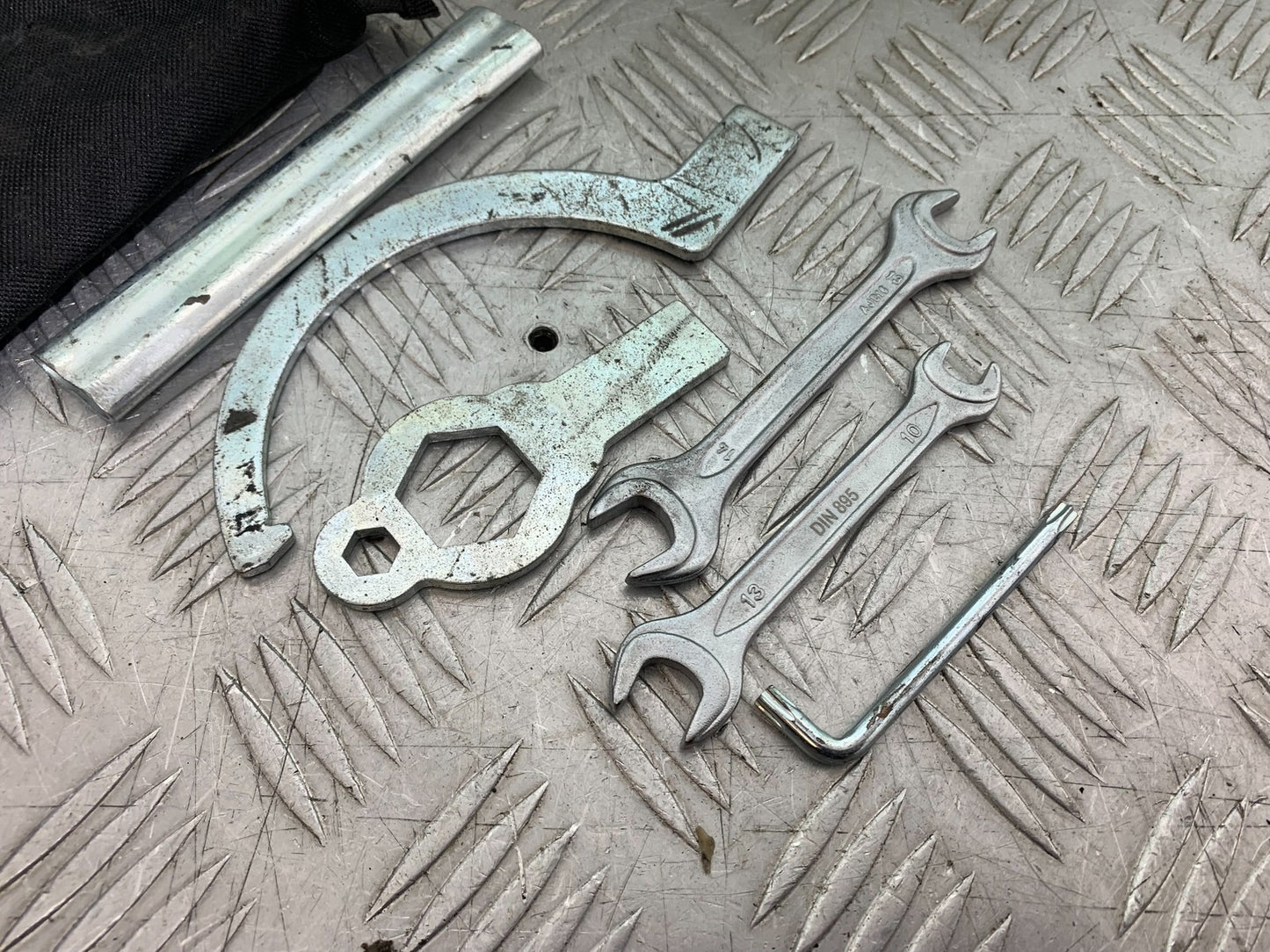 KTM 1290 SUPER DUKE R TOOL KIT  YEAR 2020-2024 (CMB1272)