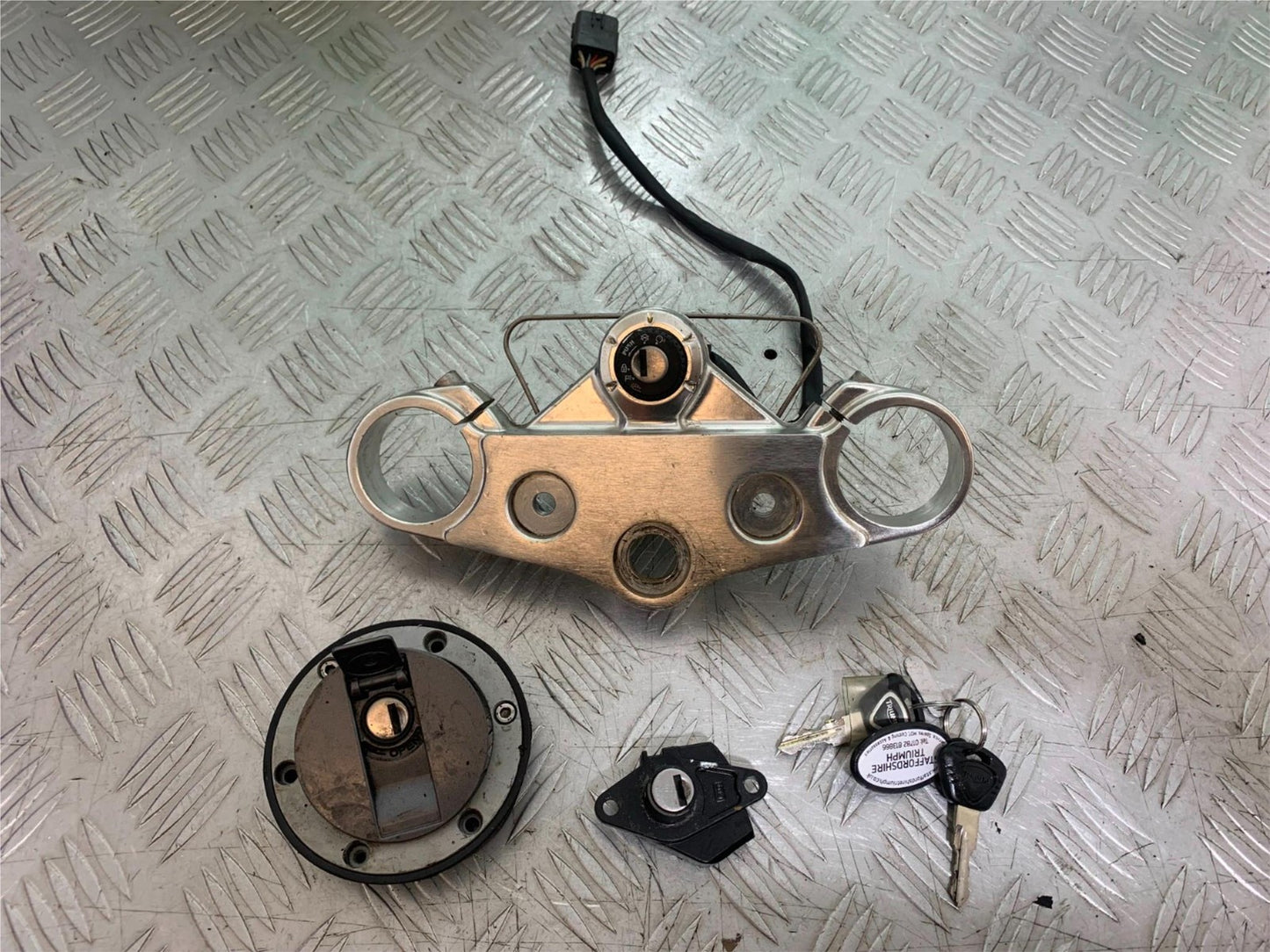 TRIUMPH SPEED TRIPLE R 1050 LOCKSET AND KEYS   2009 (CMB1183)