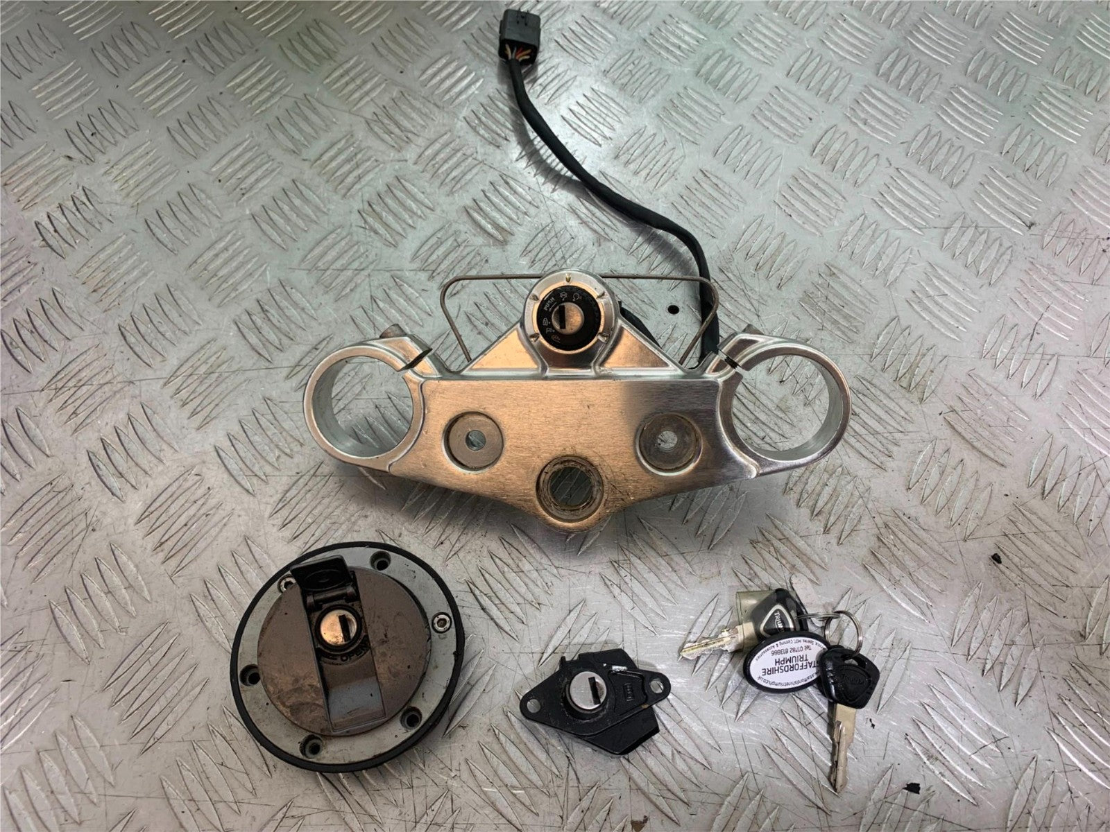 TRIUMPH SPEED TRIPLE R 1050 LOCKSET AND KEYS   2009 (CMB1183)