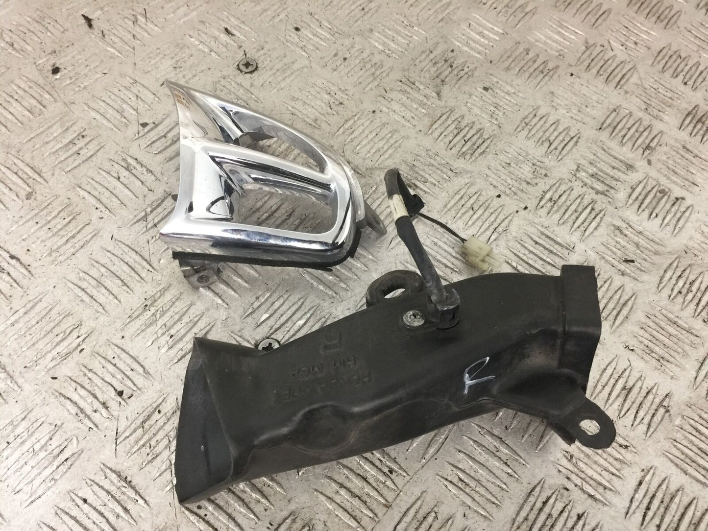 HONDA GL1800 GL 1800 RIGHT AIR DUCT & CHROME COVER YEAR 2004-10 ABS (STOCK 890)
