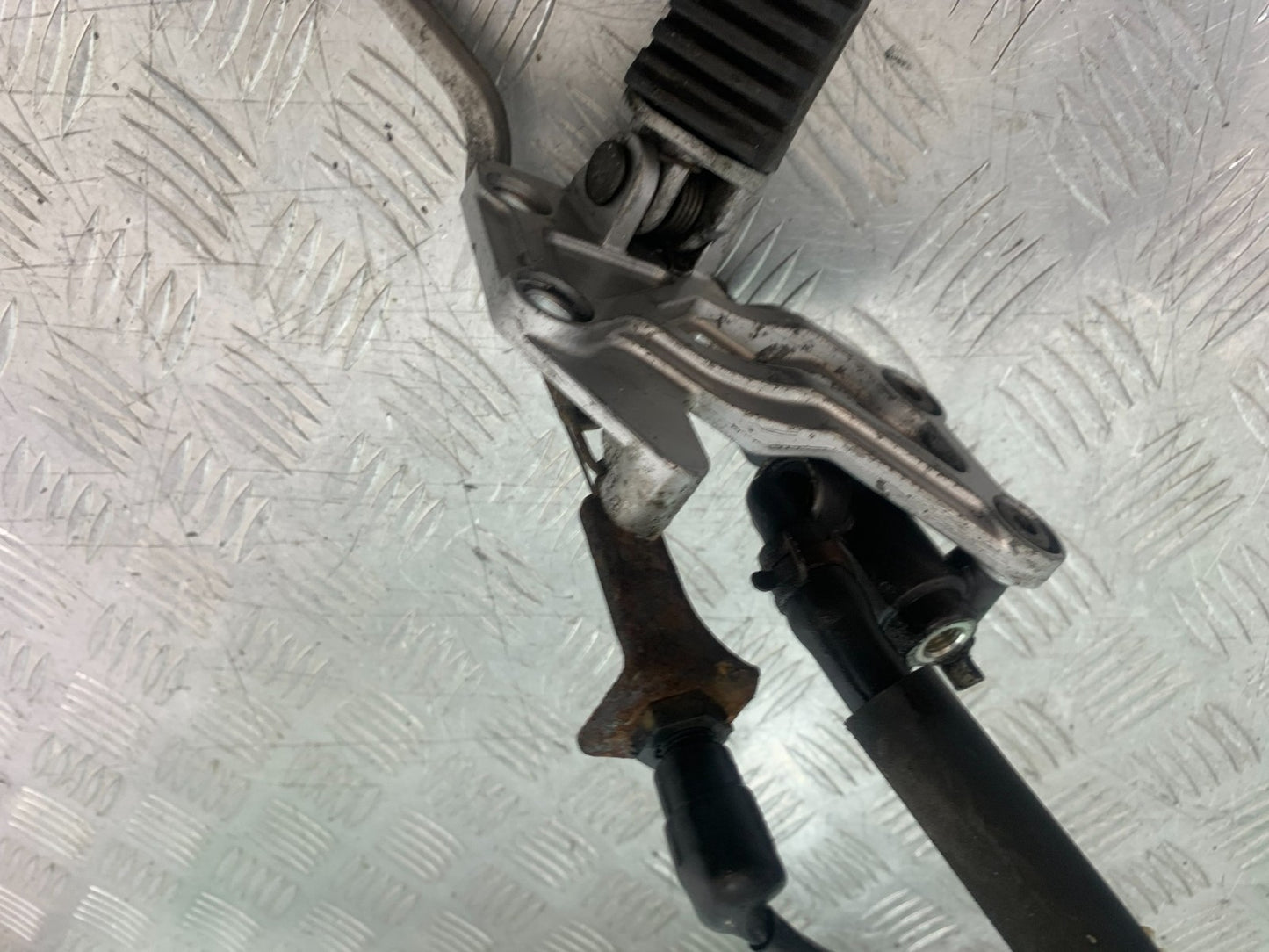 KAWASAKI GPZ600 GPZ 600 FRONT RIGHT HANGER  YEAR 1988-90 (CMB1258)
