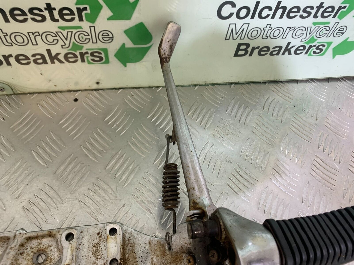 SUZUKI VS1400 VS 1400 INTRUDER FOOTRESTS AND BRACKET   YEAR 1988 (CMB1077)