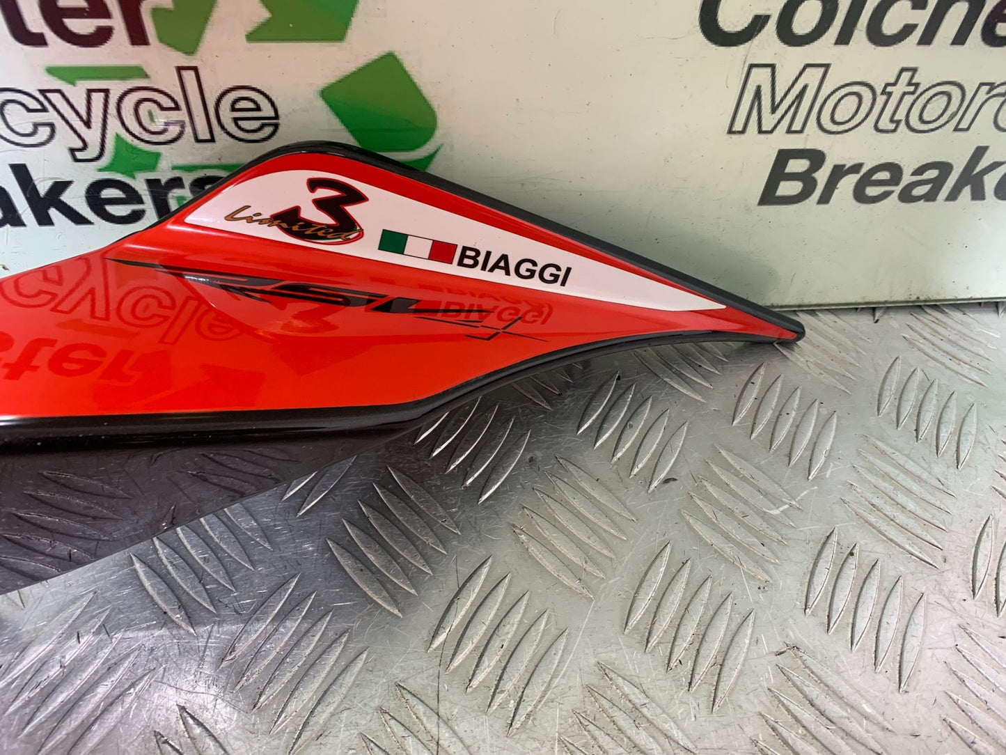 APRILIA RSV4 FACTORY LEFT SEAT PANEL  YEAR 2009-2012 (CMB1224)