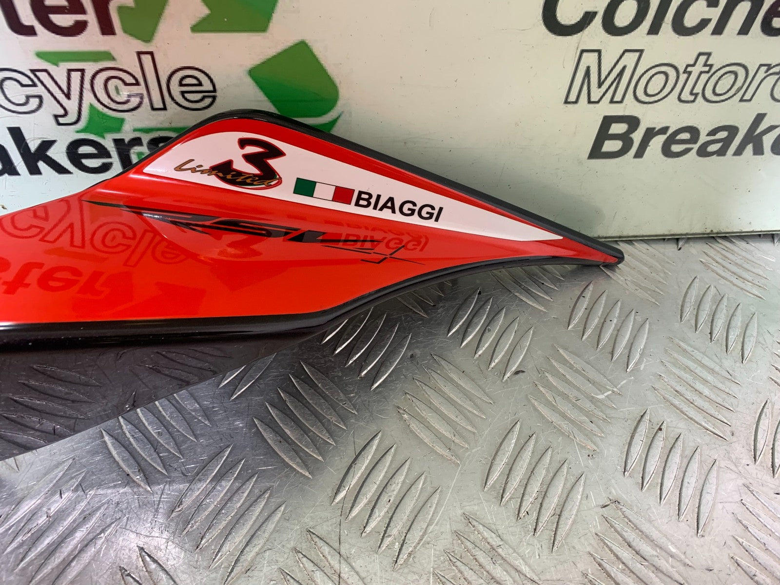 APRILIA RSV4 FACTORY LEFT SEAT PANEL  YEAR 2009-2012 (CMB1224)
