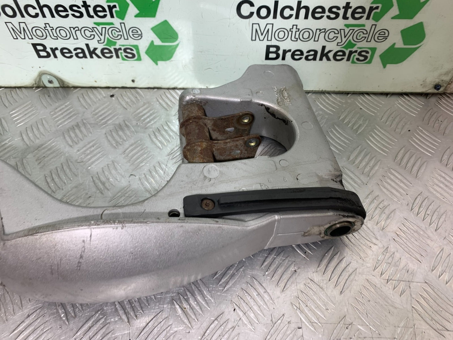 TRIUMPH 955i SPRINT ST SWINGARM YEAR 1999-04 (CMB1230)