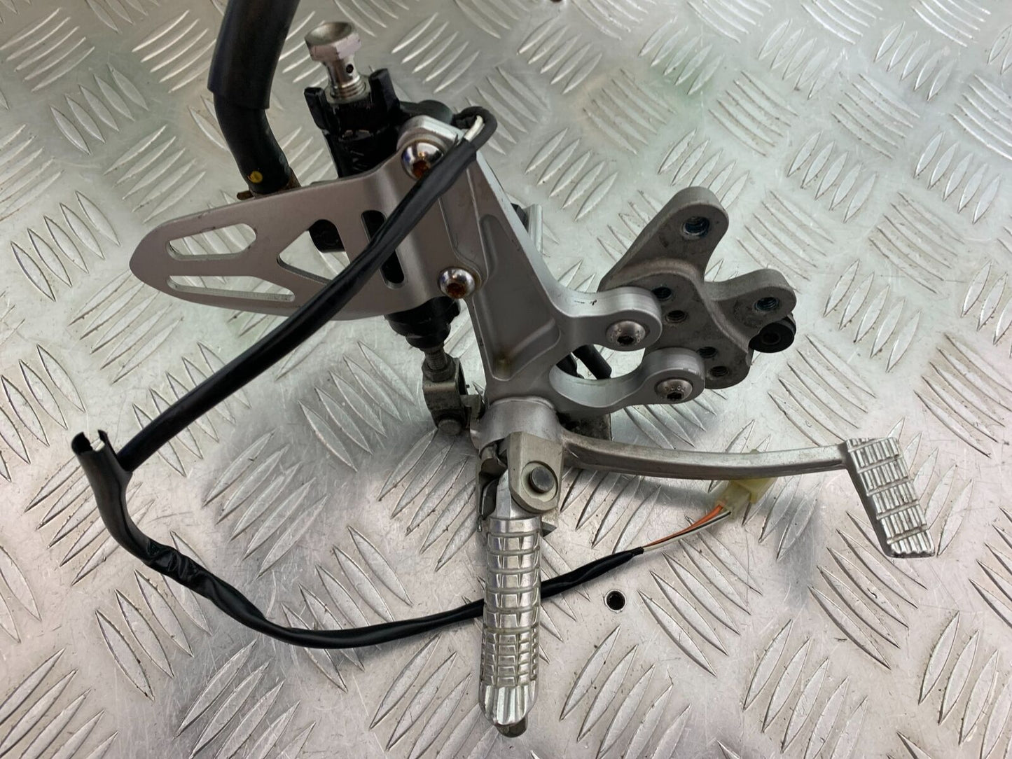 SUZUKI GSXR1000 GSXR 1000 FRONT RIGHT HANGER   2009-2016 (CMB1049)