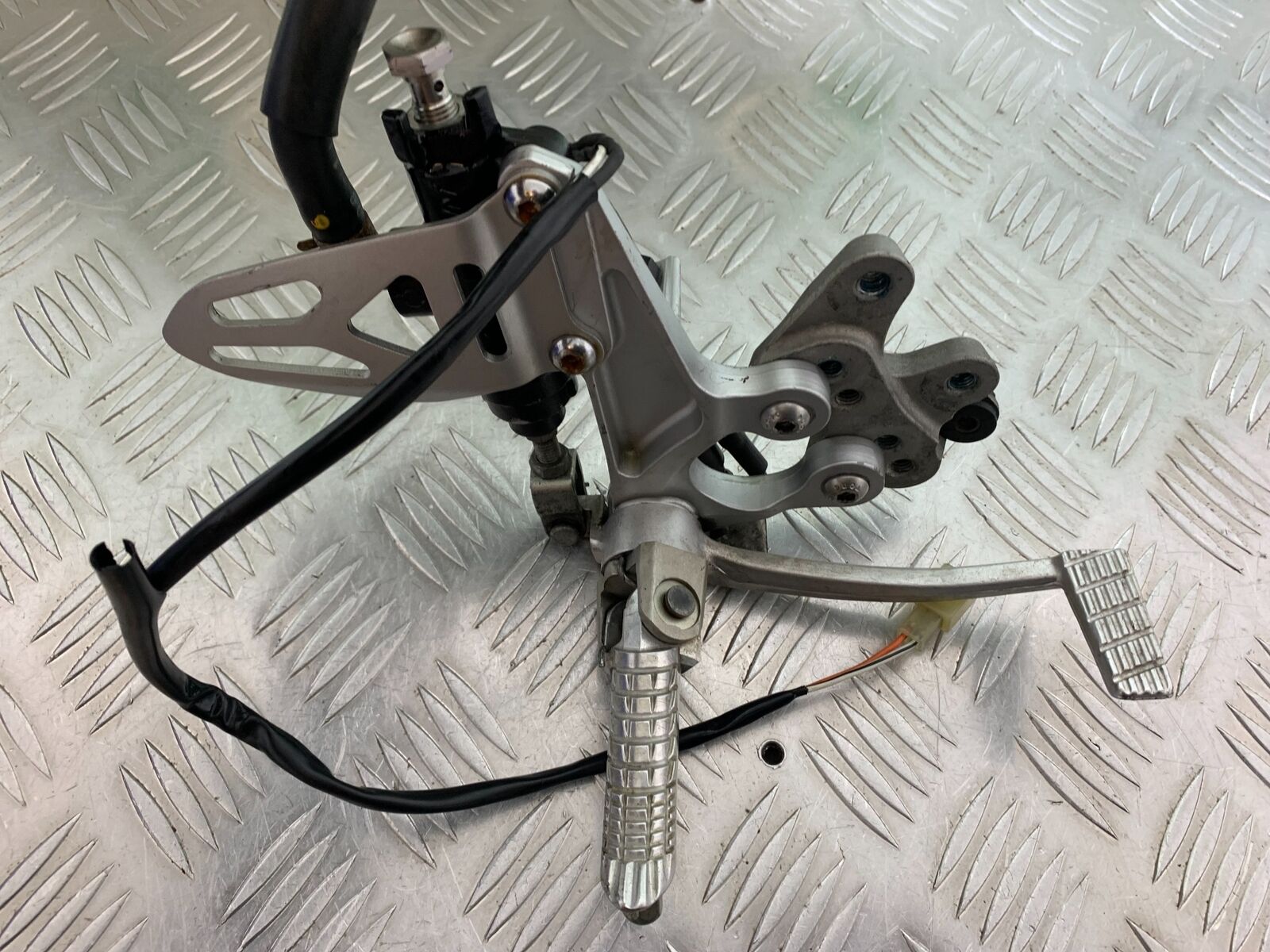 SUZUKI GSXR1000 GSXR 1000 FRONT RIGHT HANGER   2009-2016 (CMB1049)