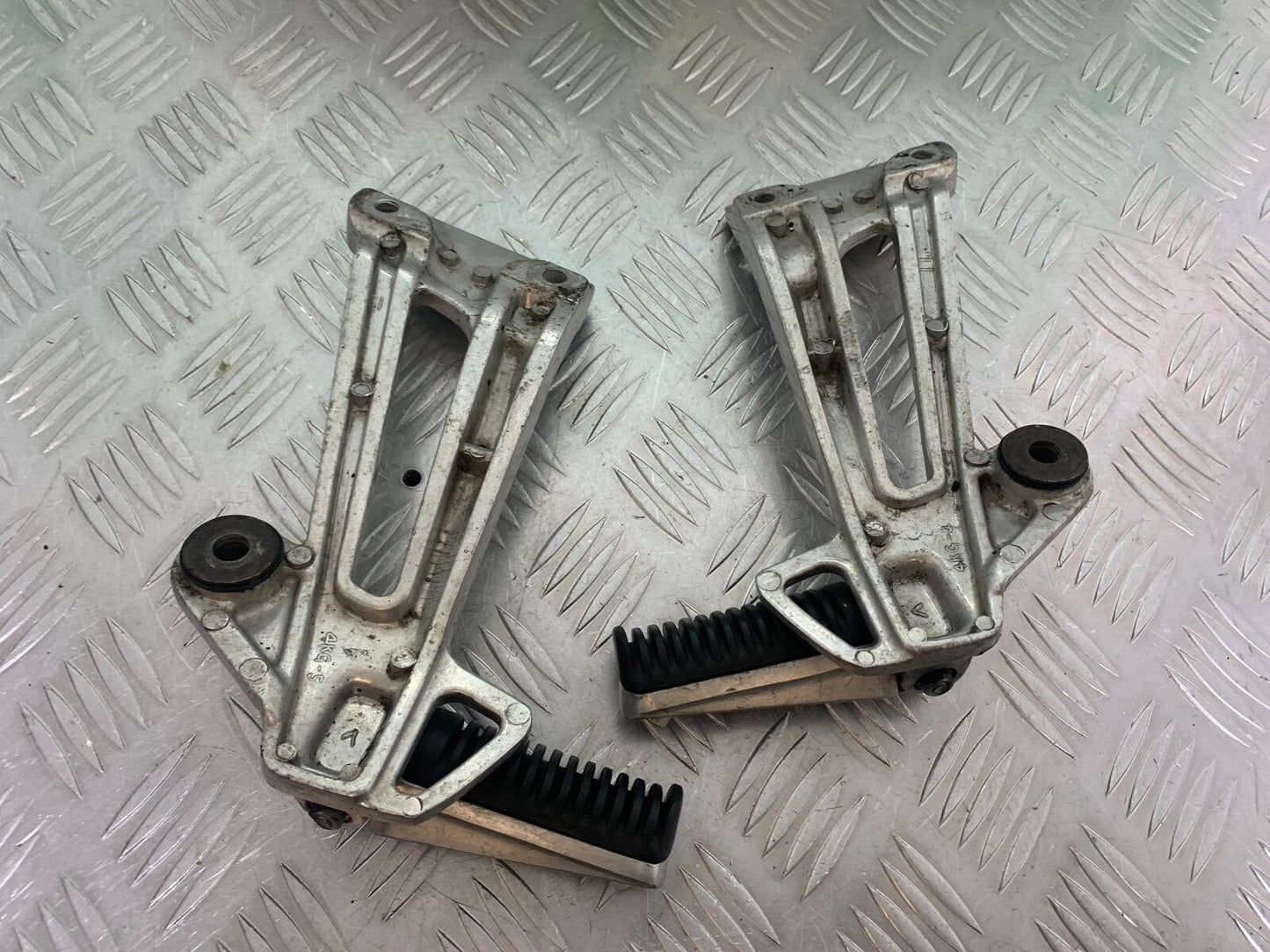 YAMAHA XJR1300 XJR 1300 REAR HANGERS AND PEGS   YEAR 1999-2003 (CMB1055)