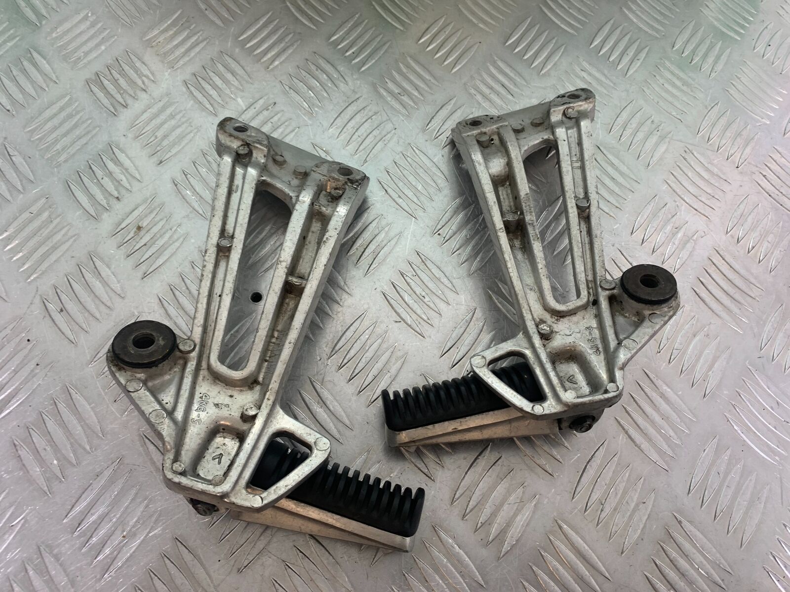 YAMAHA XJR1300 XJR 1300 REAR HANGERS AND PEGS   YEAR 1999-2003 (CMB1055)