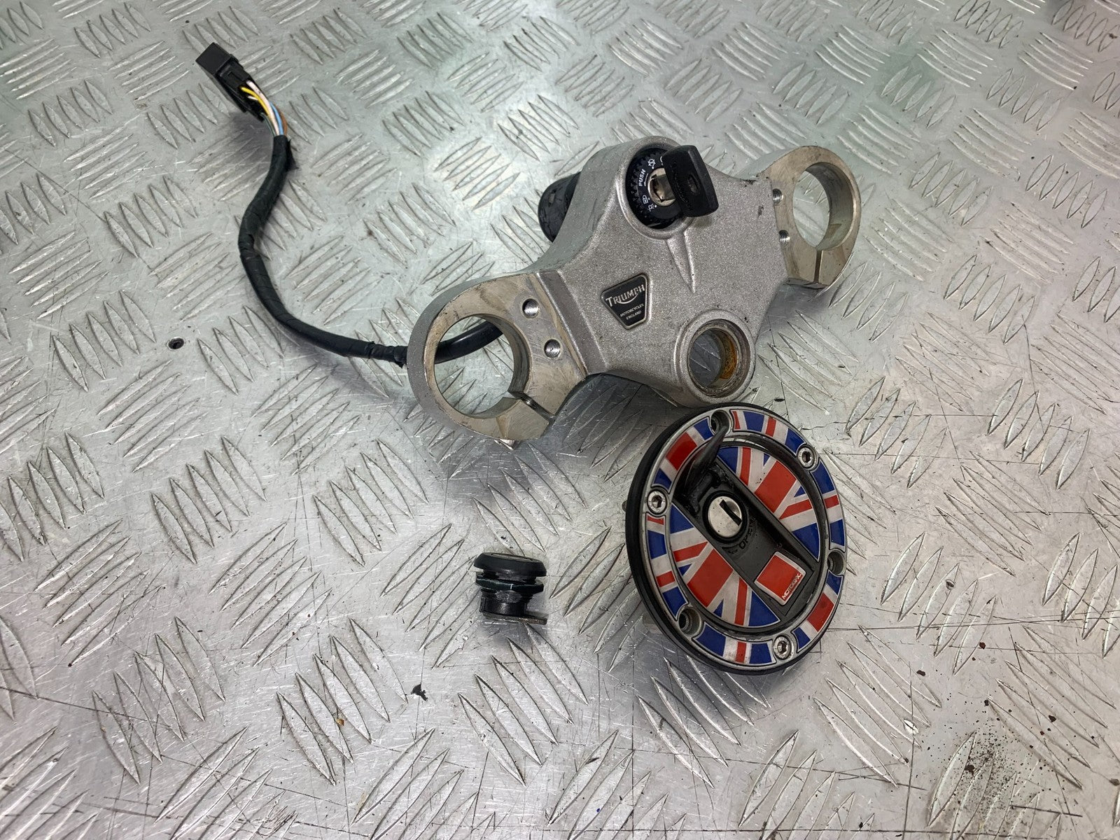 TRIUMPH 1050 SPRINT ST LOCKS AND KEY  2004-2007 (CMB1197)