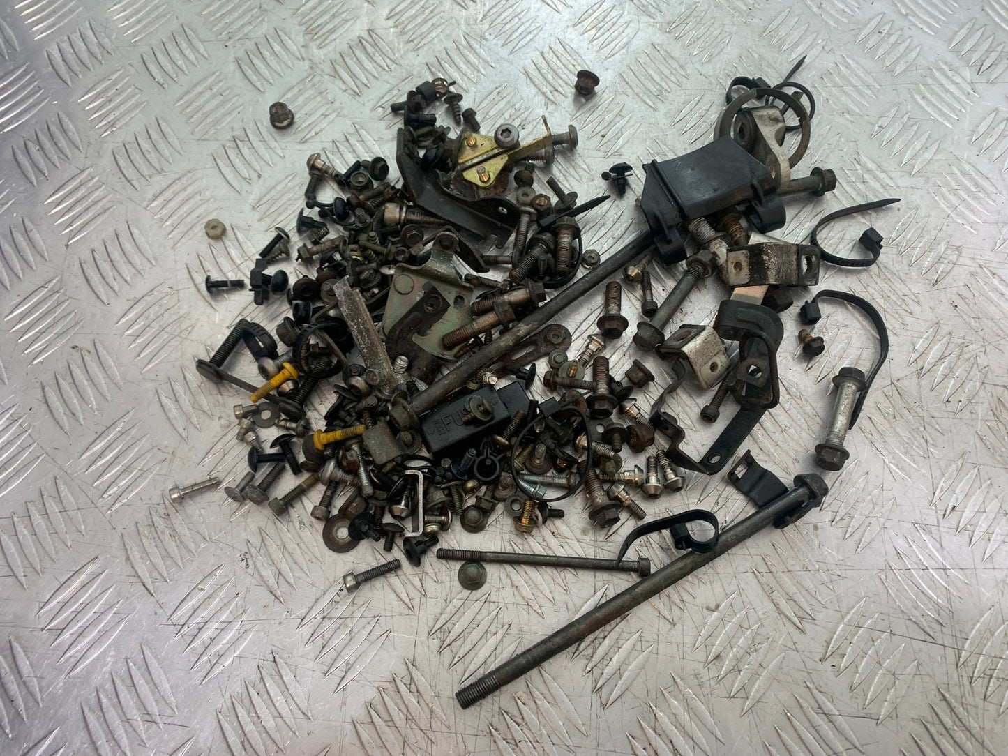 YAMAHA YZF R1 4XV NUTS BOLTS BRACKETS  YEAR 1998-99 (CMB1291)