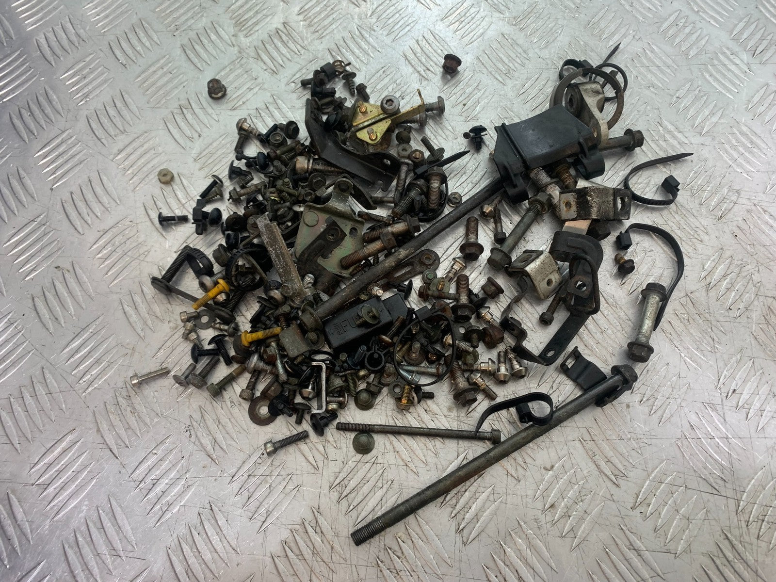 YAMAHA YZF R1 4XV NUTS BOLTS BRACKETS  YEAR 1998-99 (CMB1291)