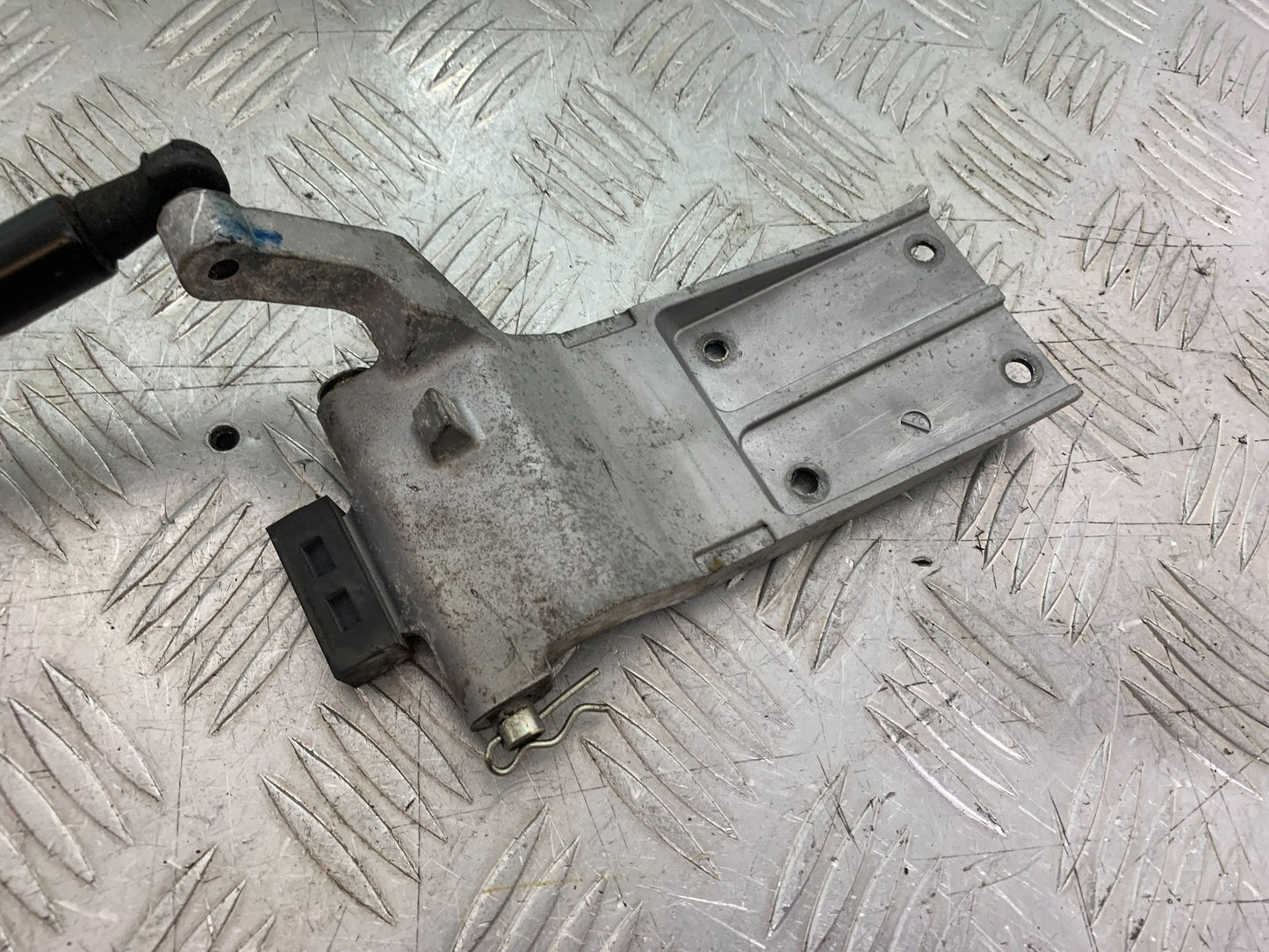 YAMAHA XMAX 300 SEAT DAMPER AND BRACKETS  YEAR 2017-2020 (CMB1218)