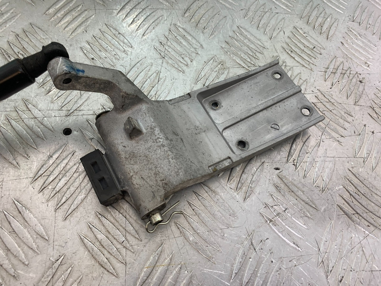 YAMAHA XMAX 300 SEAT DAMPER AND BRACKETS  YEAR 2017-2020 (CMB1218)