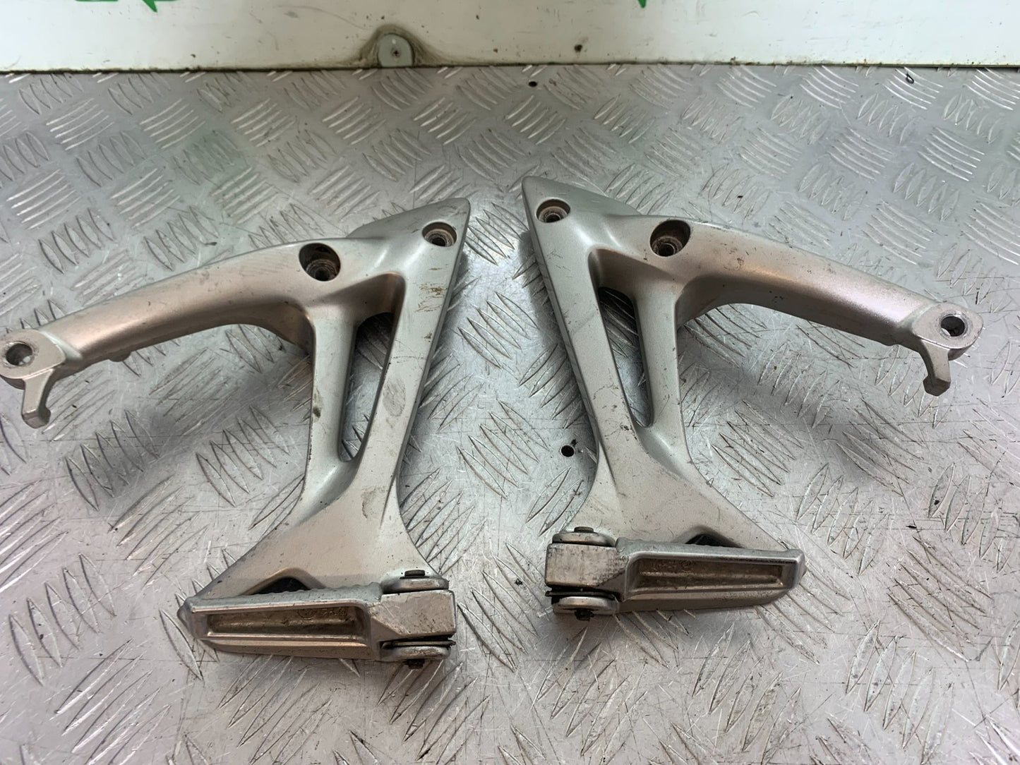 HONDA VFR800 VFR 800 V-TEC REAR HANGERS AND PEGS  YEAR 2002 -09 (CMB1296)