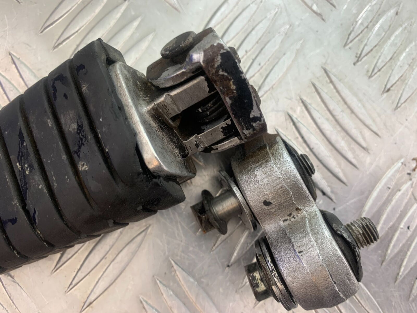YAMAHA XV535 XV 535 VIRAGO FRONT LEFT FOOTPEG YEAR 1994-02 (CMB1044)