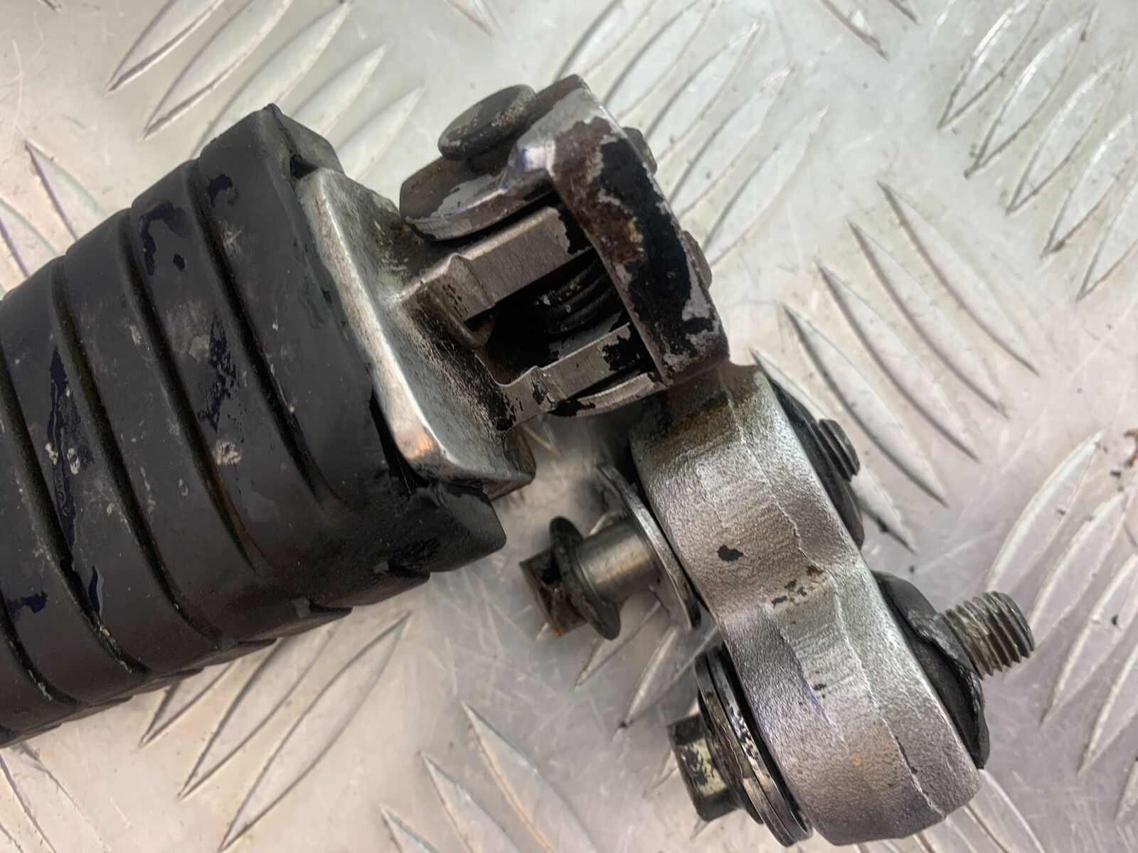 YAMAHA XV535 XV 535 VIRAGO FRONT LEFT FOOTPEG YEAR 1994-02 (CMB1044)