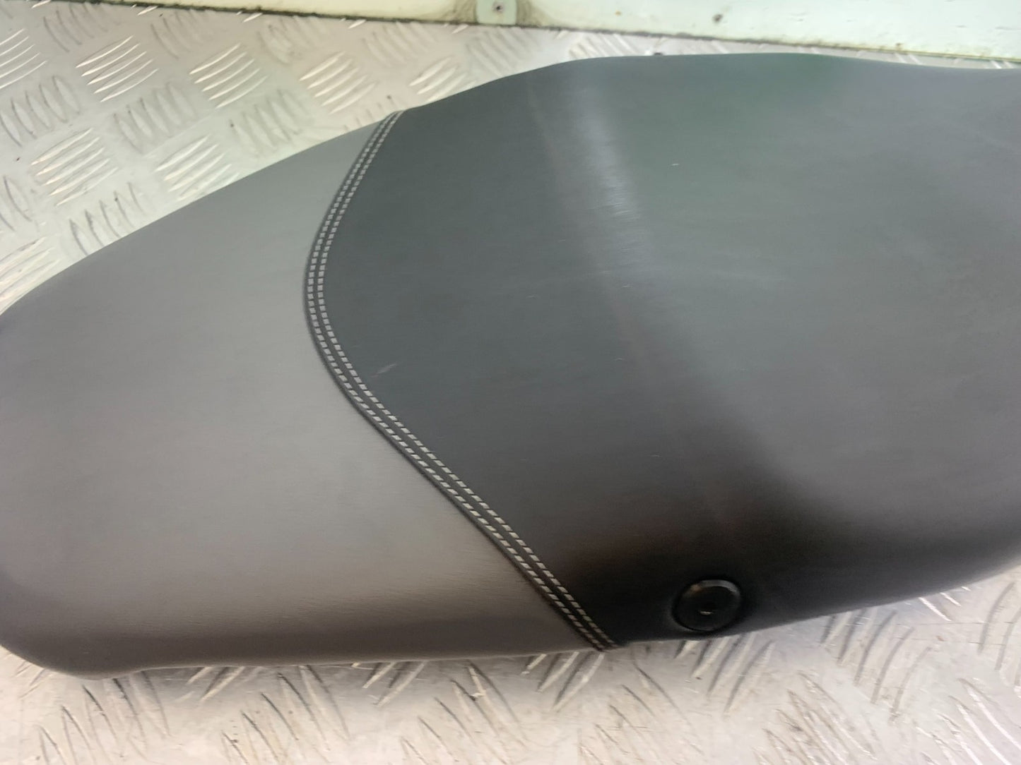 TRIUMPH 675 STREET TRIPLE R SEAT  YEAR 2013 - 2016 (CMB1221)