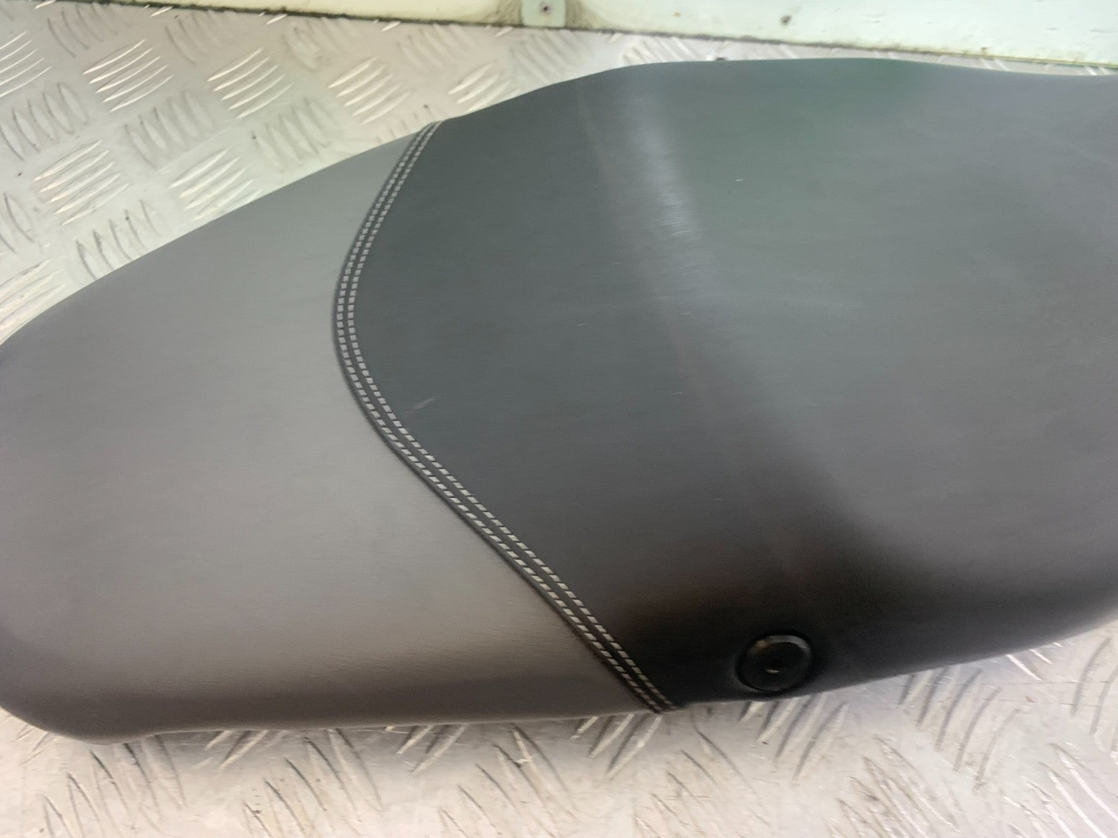 TRIUMPH 675 STREET TRIPLE R SEAT  YEAR 2013 - 2016 (CMB1221)