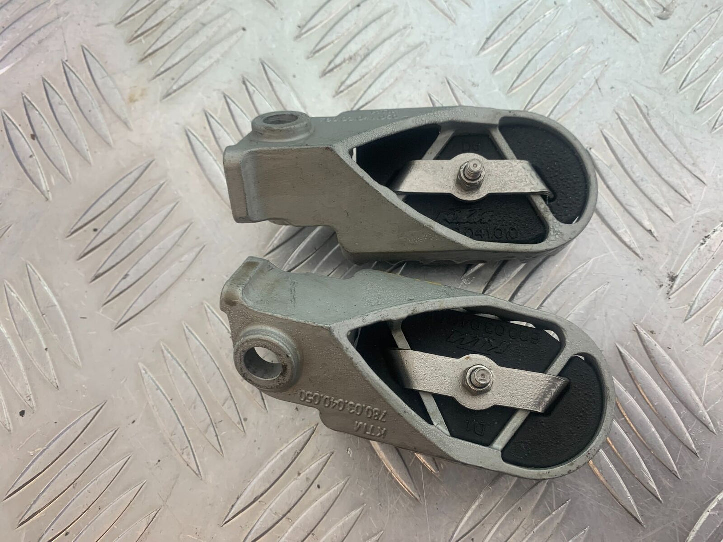 KTM 690 KTM690 LEFT AND RIGHT FOOTPEGS  YEAR 2009