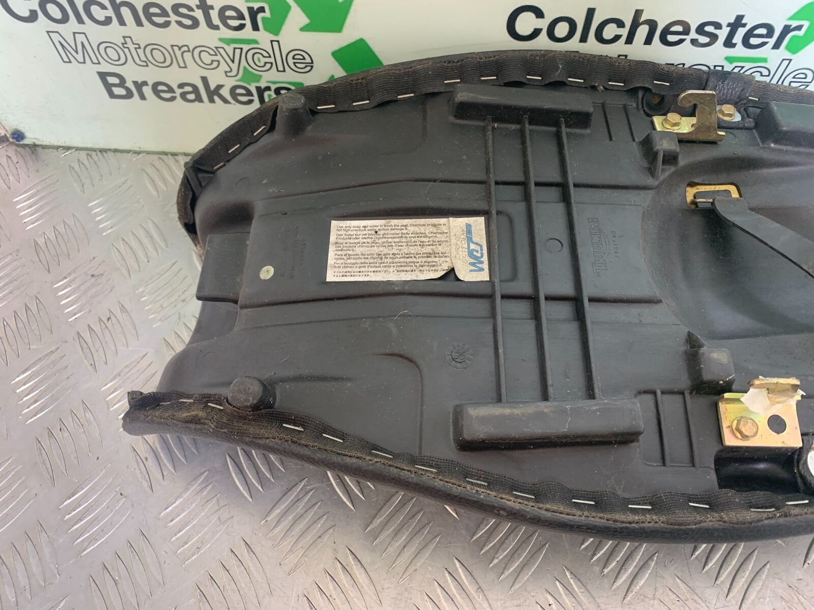 TRIUMPH 955i SPRINT ST SEAT  YEAR 1999-2004 (CMB1124)