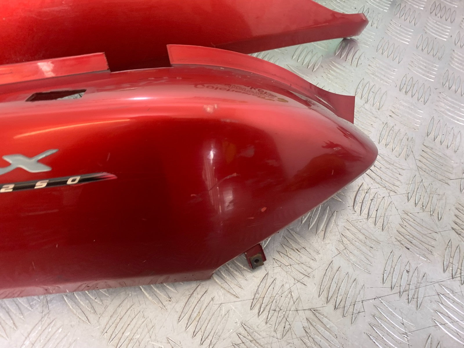 YAMAHA XMAX 250 XMAX 250 LEFT AND RIGHT SEAT PANELS  YEAR 2006-09 (CMB1201)