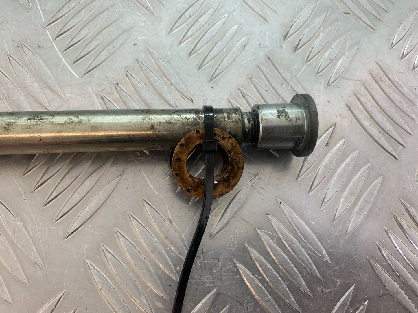 KAWASAKI ZR 750 ZEPHYR SWINGARM SPINDLE YEAR 1991-95 (CMB1008)