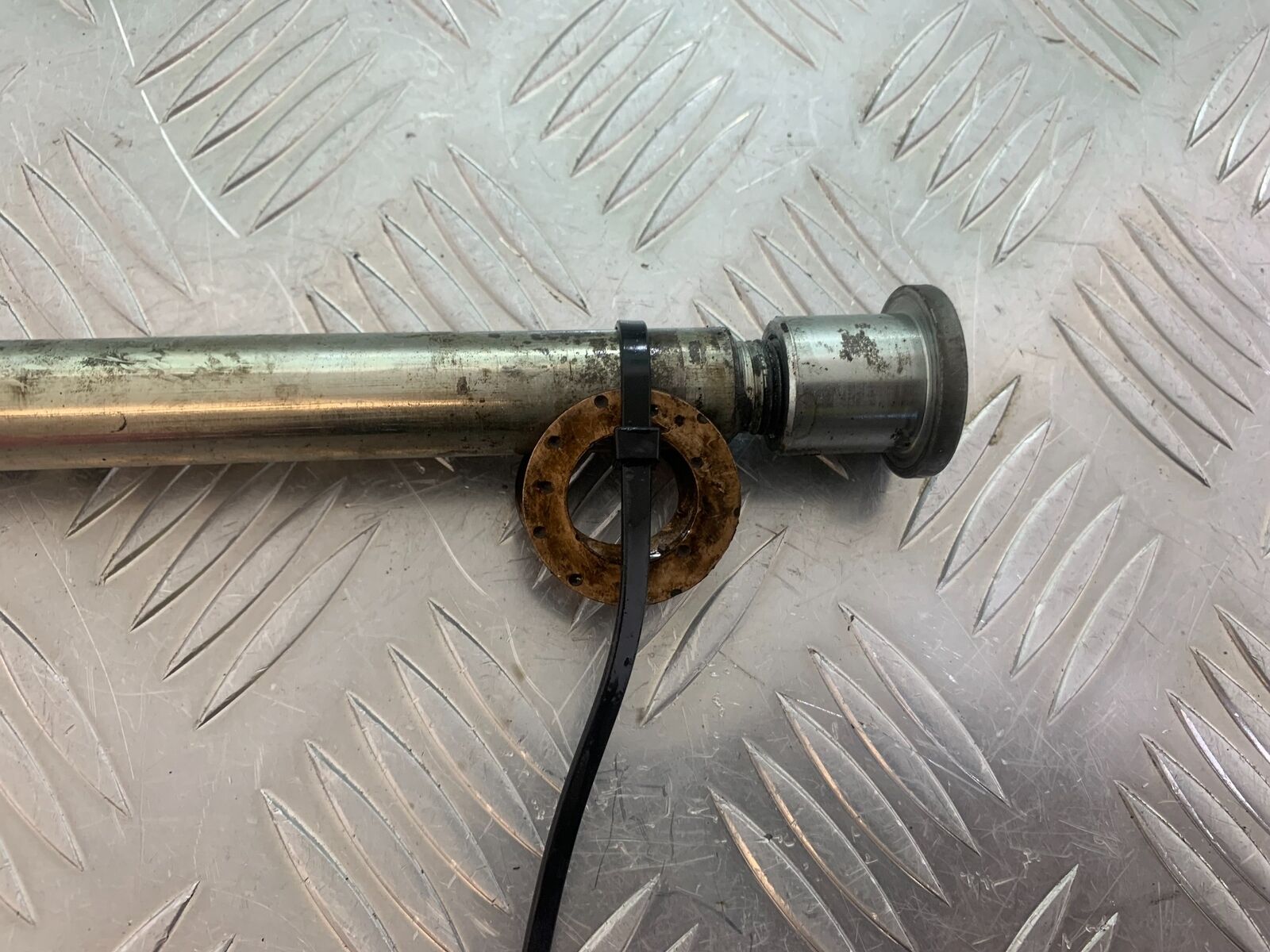 KAWASAKI ZR 750 ZEPHYR SWINGARM SPINDLE YEAR 1991-95 (CMB1008)