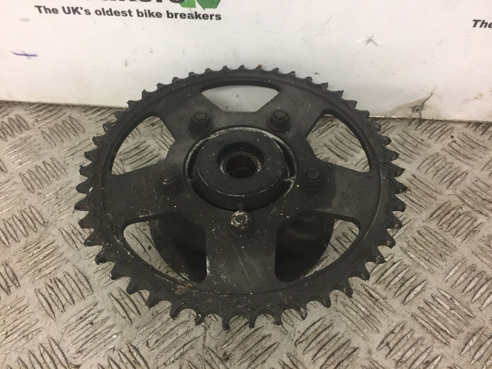 SUZUKI GSF600 GSF 600 BANDIT SPROCKET CARRIER  YEAR 2003