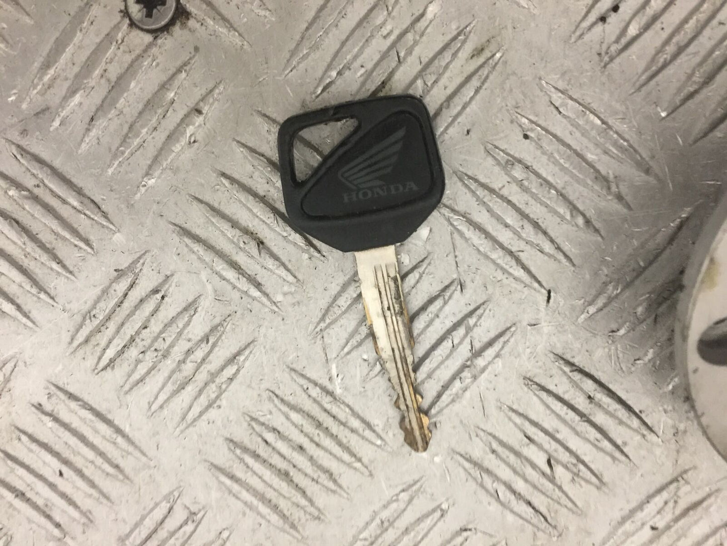 HONDA NT 700 V DEAUVILLE PETROL CAP AND KEY  YEAR 2006-2010 (STOCK 840)