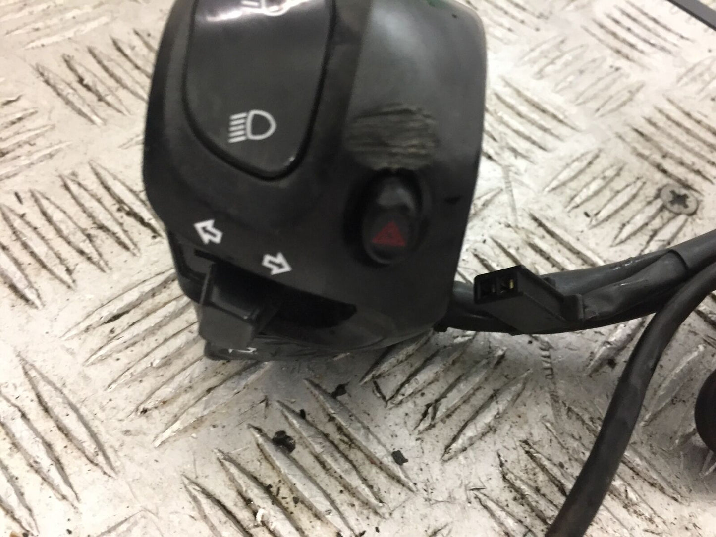 YAMAHA FZ1-N LEFT SWITCH GEAR  YEAR 2006-2012  (STOCK 787)