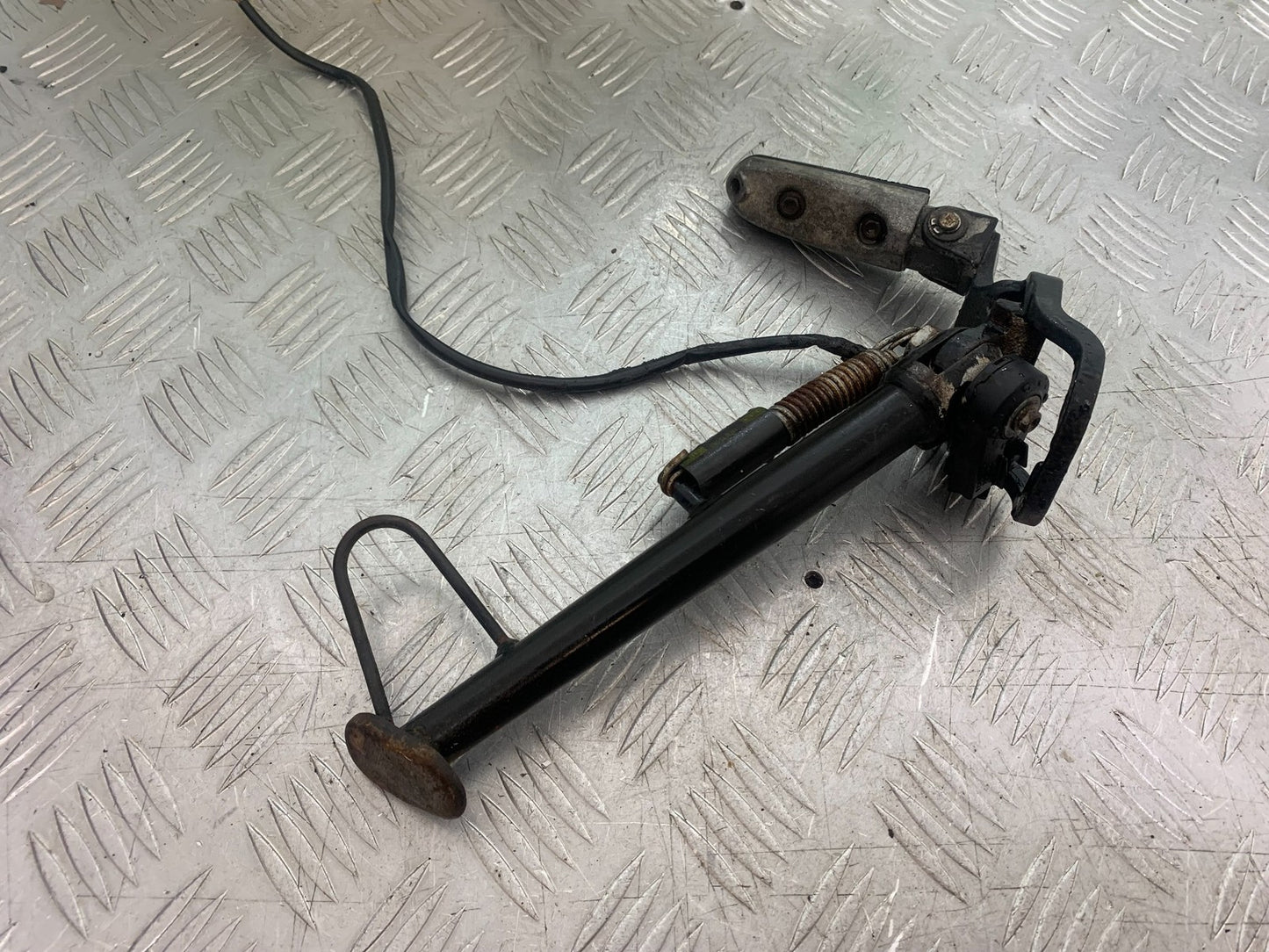 APRILIA 650 PAGASO STRADA LEFT HANGER PEG & STAND YEAR 2005-2010 (CMB1260)