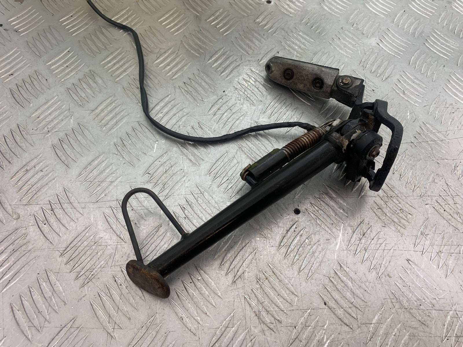 APRILIA 650 PAGASO STRADA LEFT HANGER PEG & STAND YEAR 2005-2010 (CMB1260)