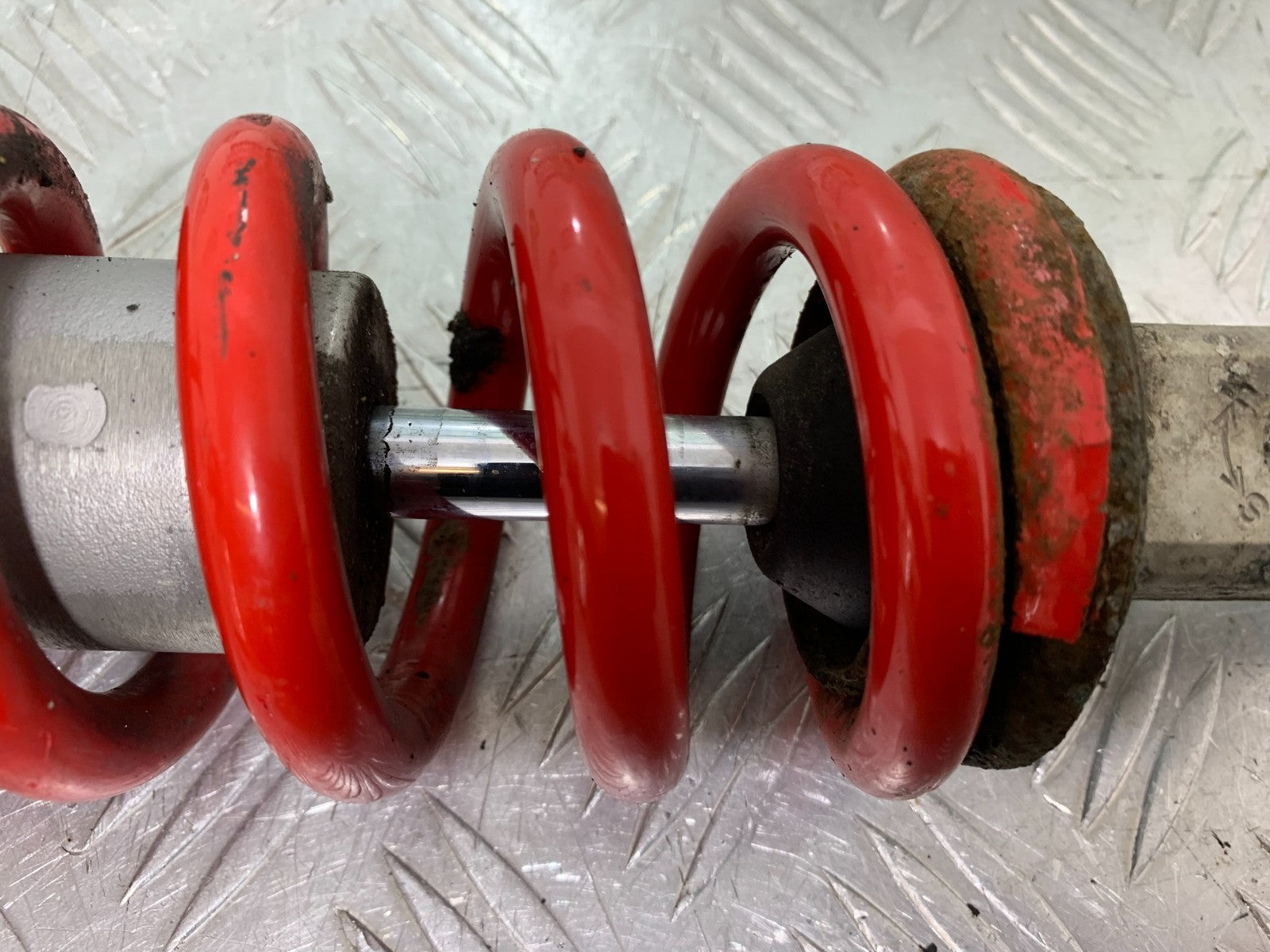 TRIUMPH 955i DAYTONA REAR SHOCK  YEAR 2002-2006 (CMB1229)