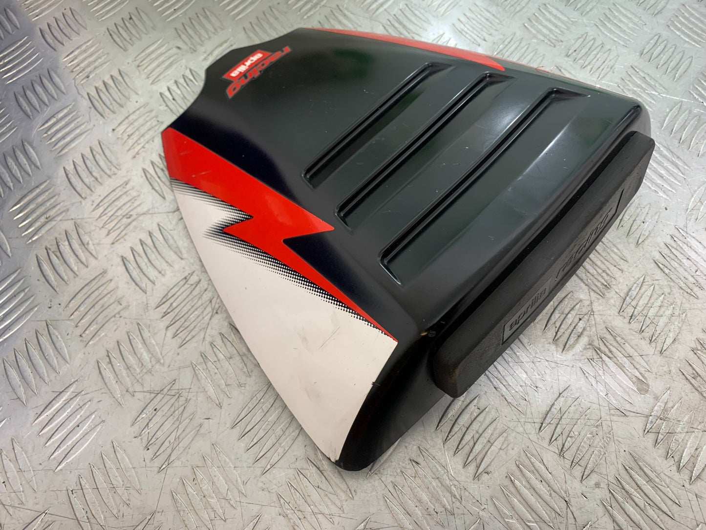 APRILIA RSV1000 RSV 1000 MILLE SEAT HUMP  1998- 2003 (CMB1184)