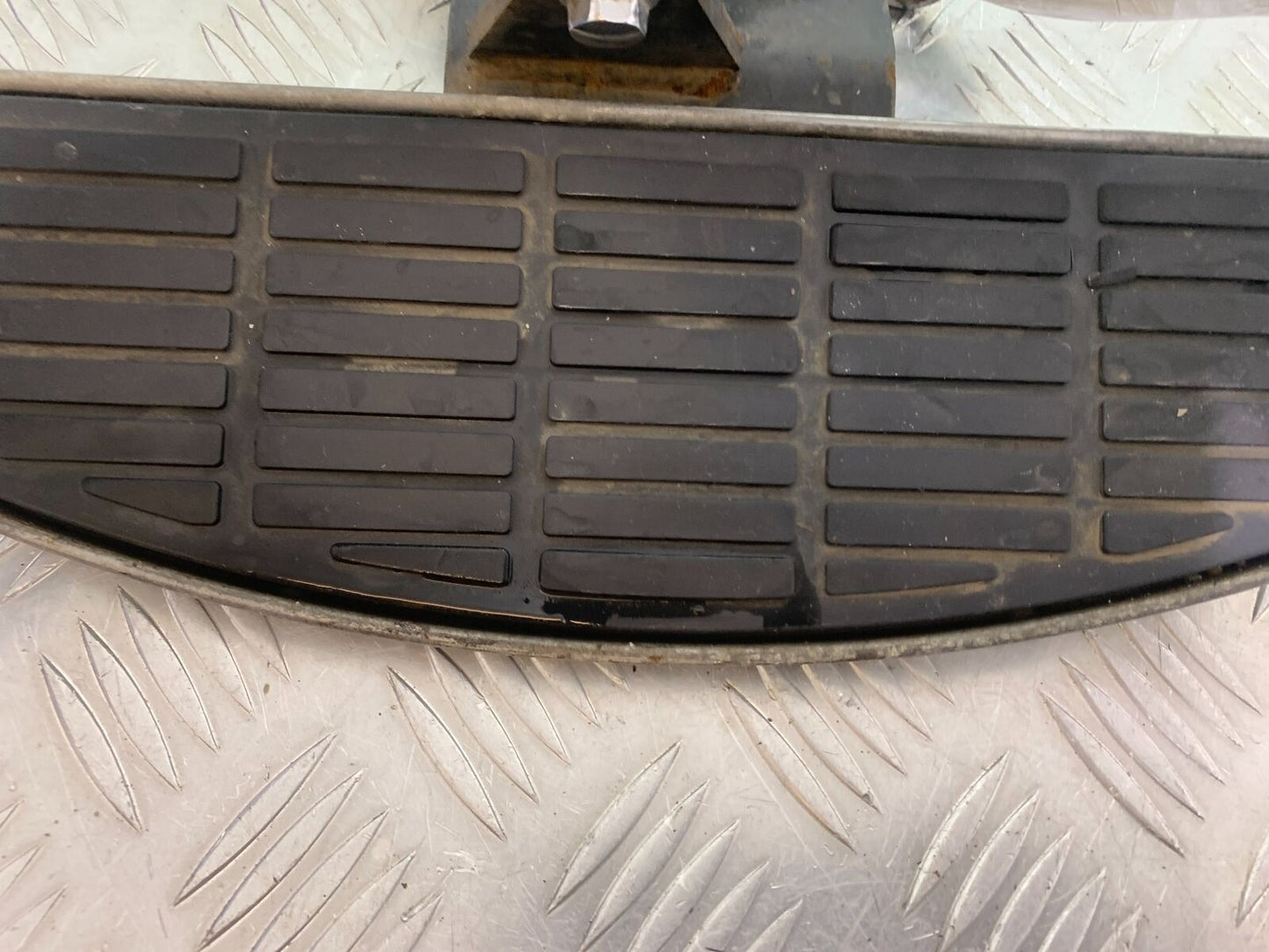 SUZUKI INTRUDER VL800 C800 LEFT FOOTBOARD   YEAR 2012-16 (CMB1039)