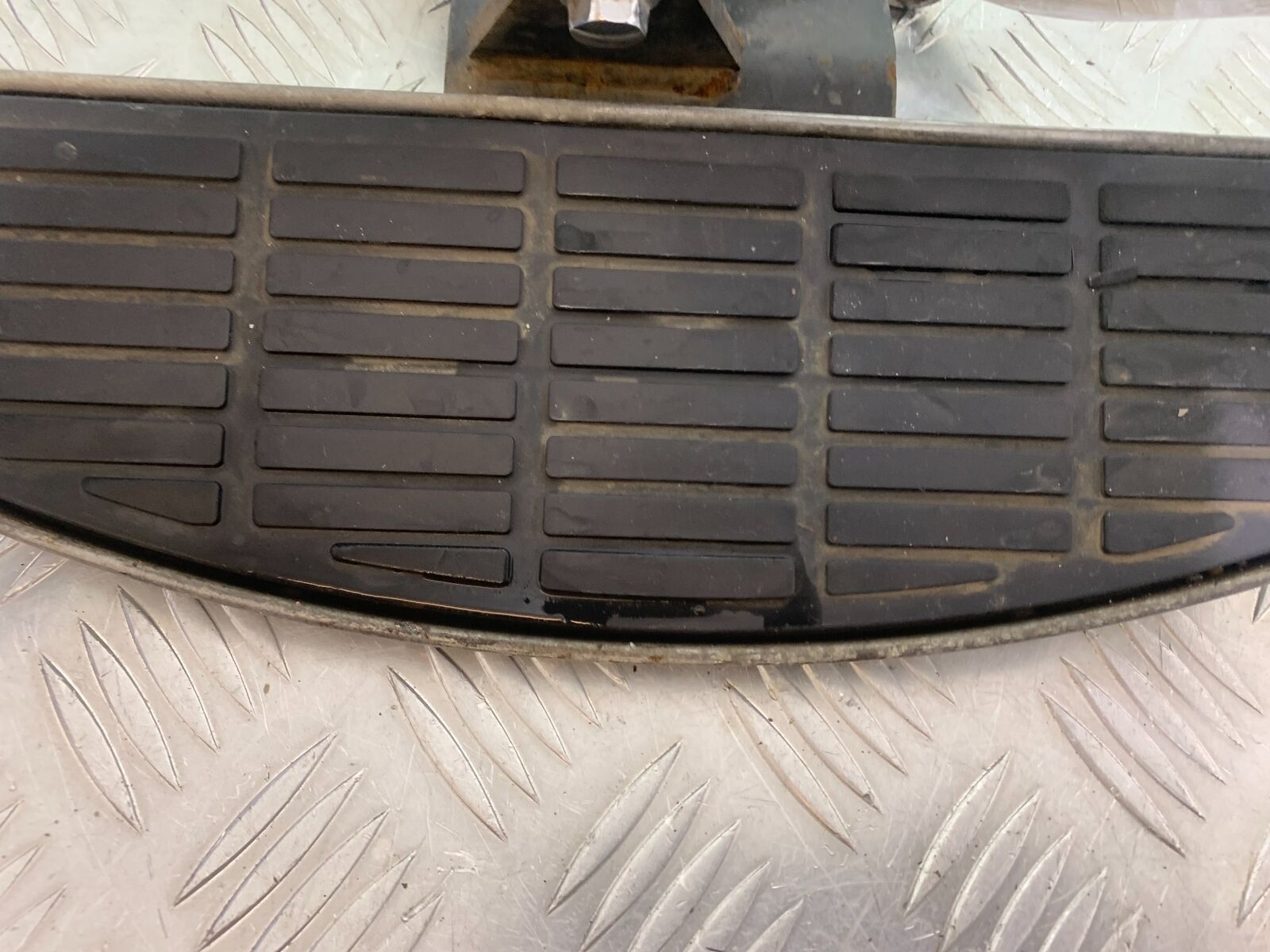 SUZUKI INTRUDER VL800 C800 LEFT FOOTBOARD   YEAR 2012-16 (CMB1039)