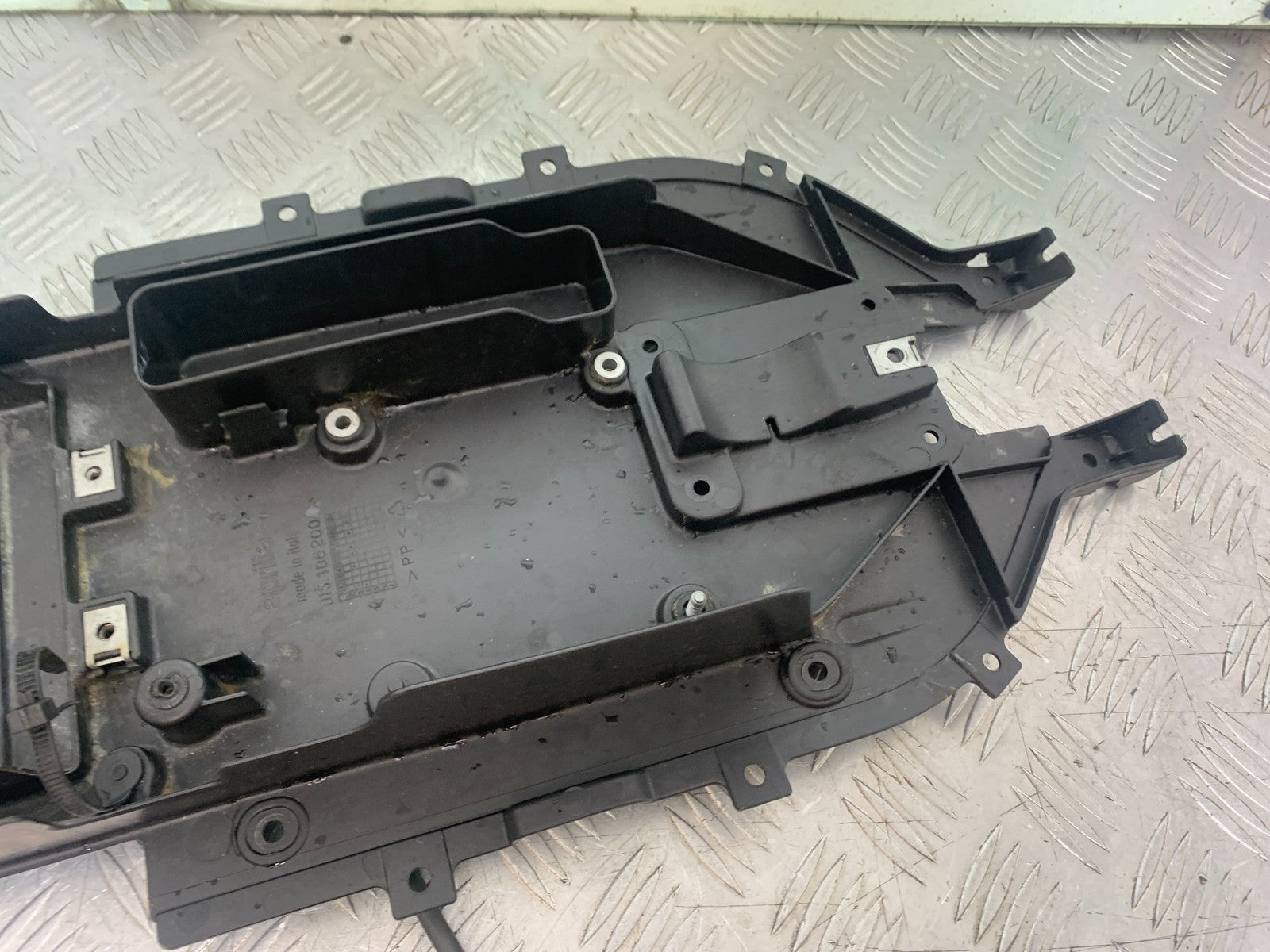APRILIA RSV1000 R FACTORY MILLE UNDERTRAY  2004-09 (CMB1203)