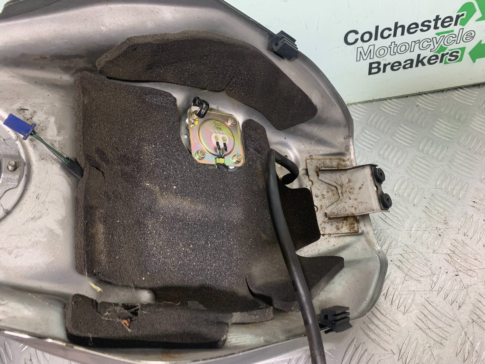 HONDA VFR800 PRE V-TEC PETROL TANK   YEAR 1998-2001 (CMB1233)