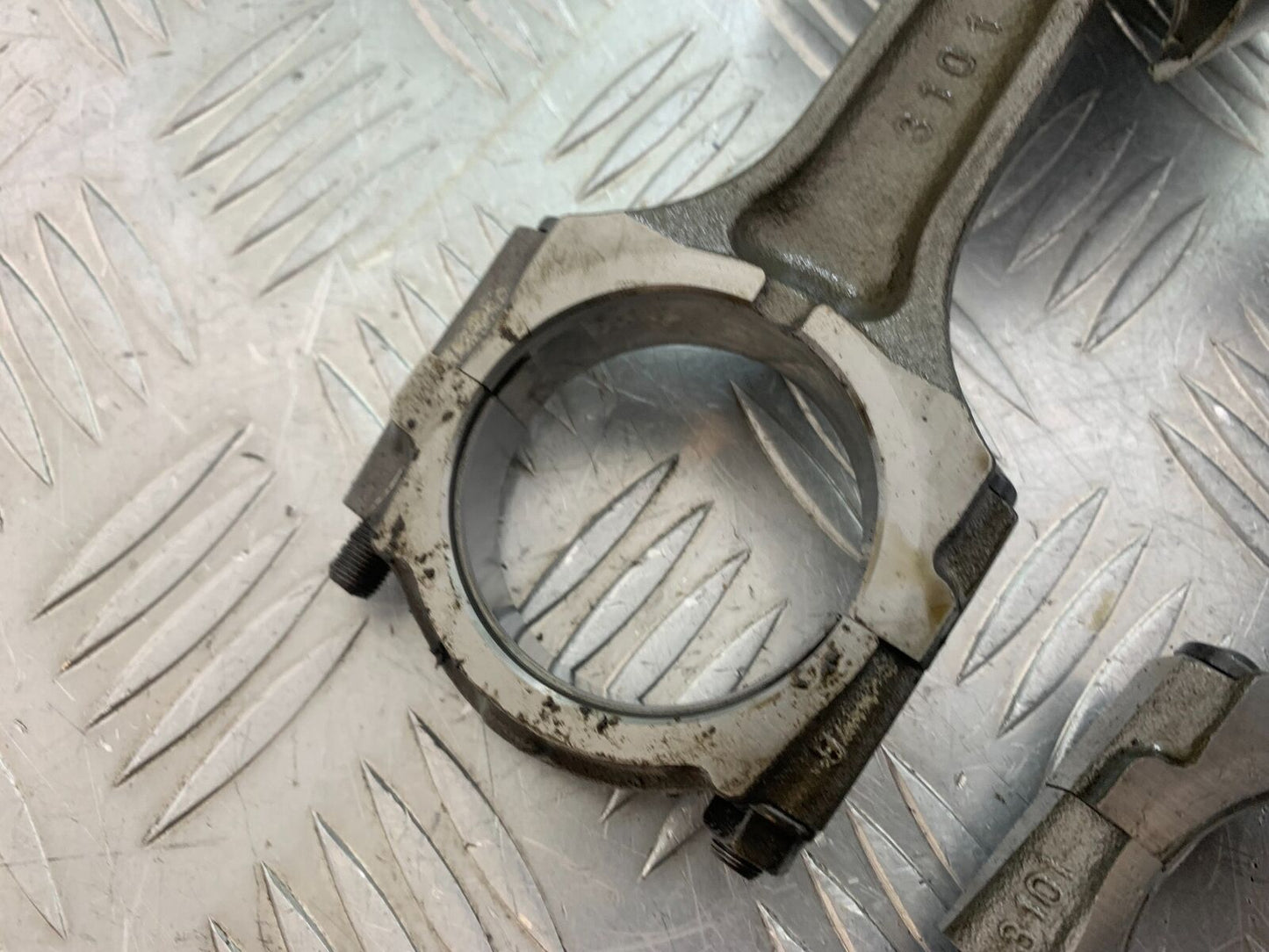 TRIUMPH THUNDERBIRD 1600 2 X CON RODS AND PISTONS   YEAR 2011 (CMB1107)