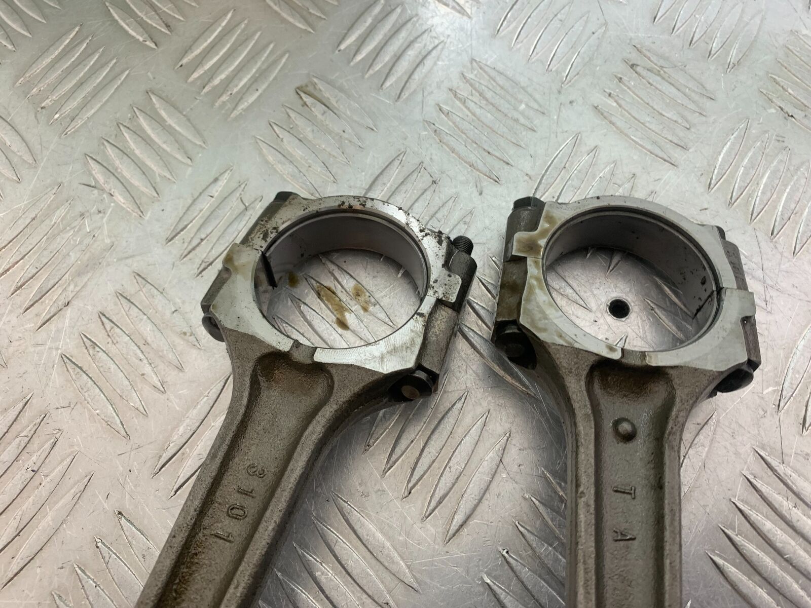 TRIUMPH THUNDERBIRD 1600 2 X CON RODS AND PISTONS   YEAR 2011 (CMB1107)